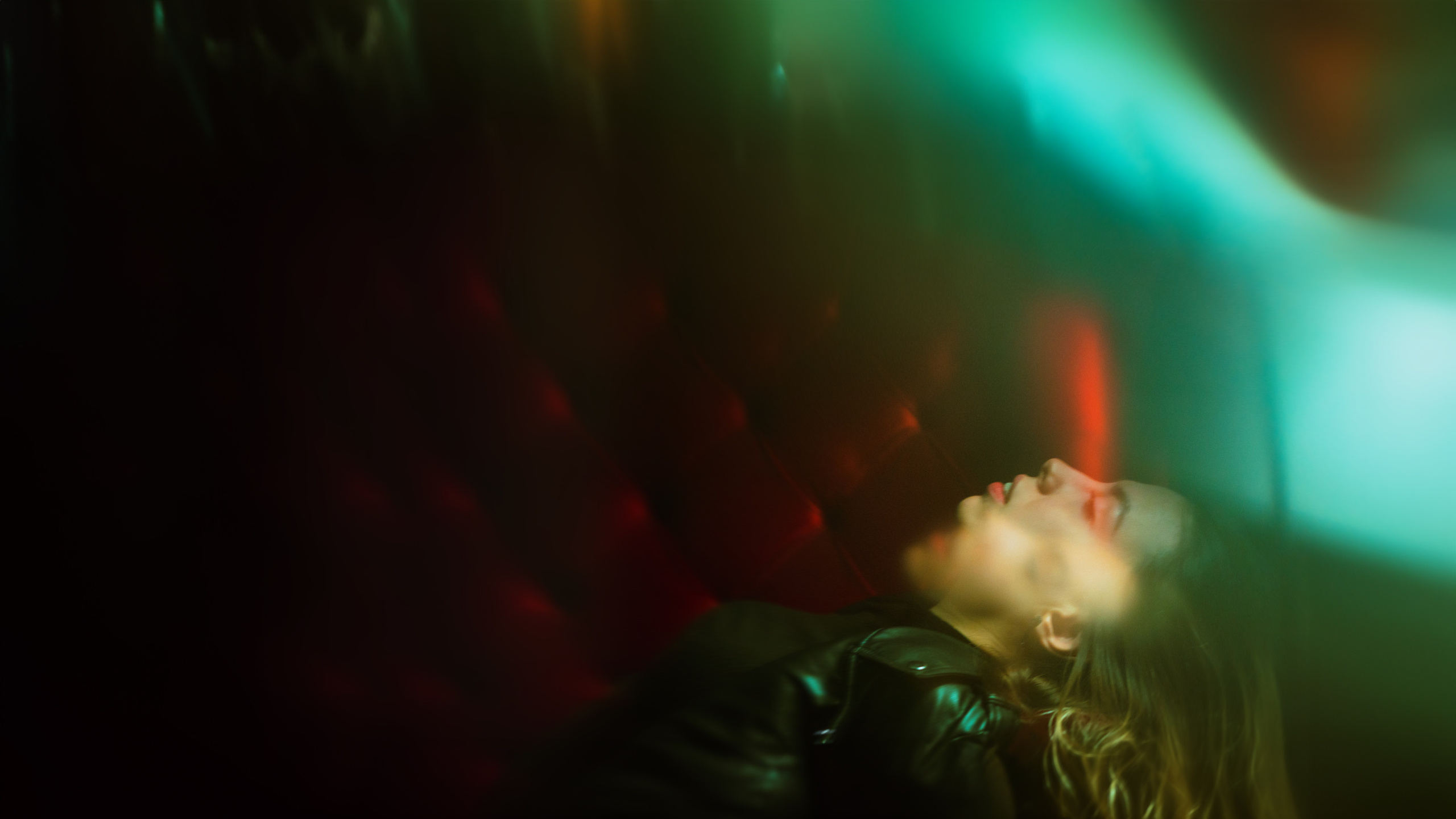 Художественная фотосессия, в которой таинственная девушка искусно переплетается с загадкой комнаты, где красный диван и киношной свет создают уникальную атмосферу. Фотограф: Alexander Veselkov - Photographer | AV.