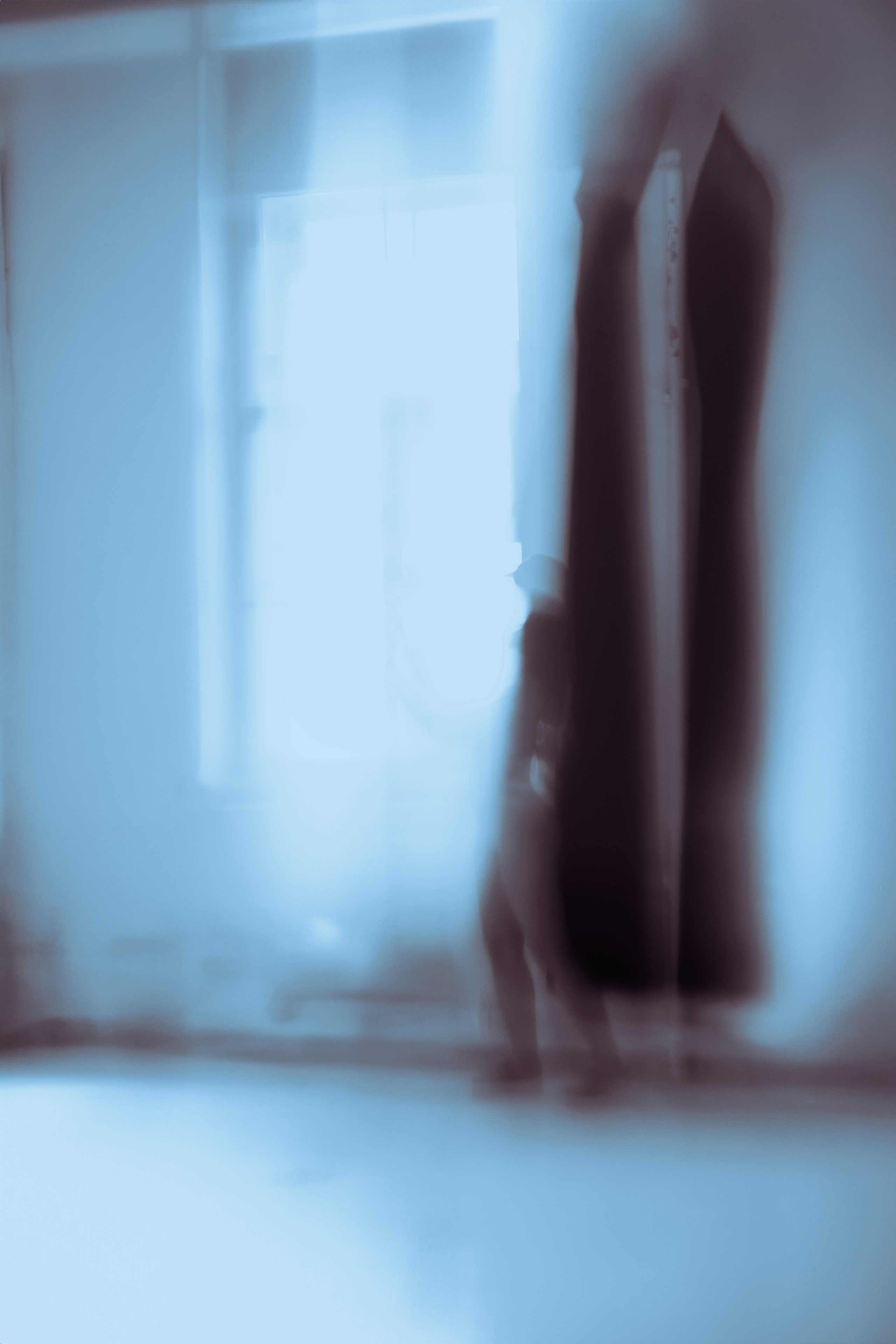 Магическая фотосессия с призрачным образом красивой девушки, мягко обнажающейся за шторой, создает впечатление мистического ритуала. Фотограф: Alexander Veselkov - Photographer | AV.