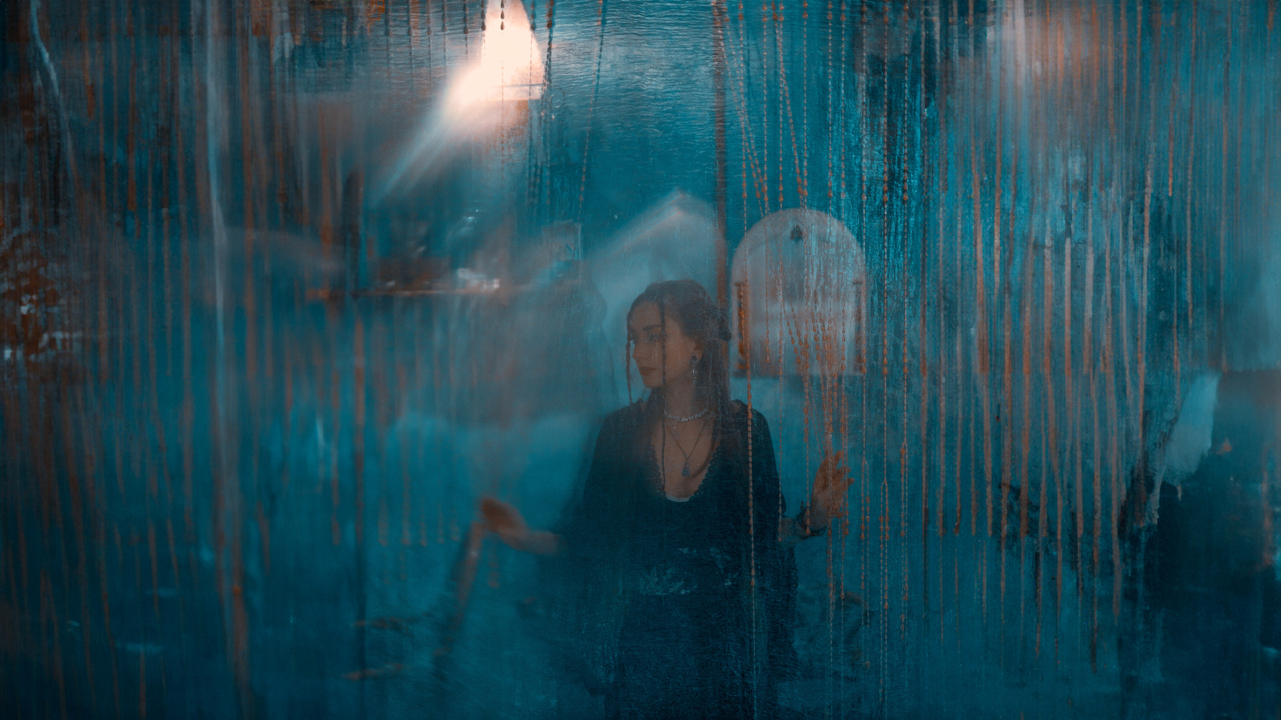 Волшебная фотосессия с восточными нотами в индийском кафе "Кашмир", где чарующая девушка раскрывает свою загадочную сущность. Фотограф: Alexander Veselkov - Photographer | AV.