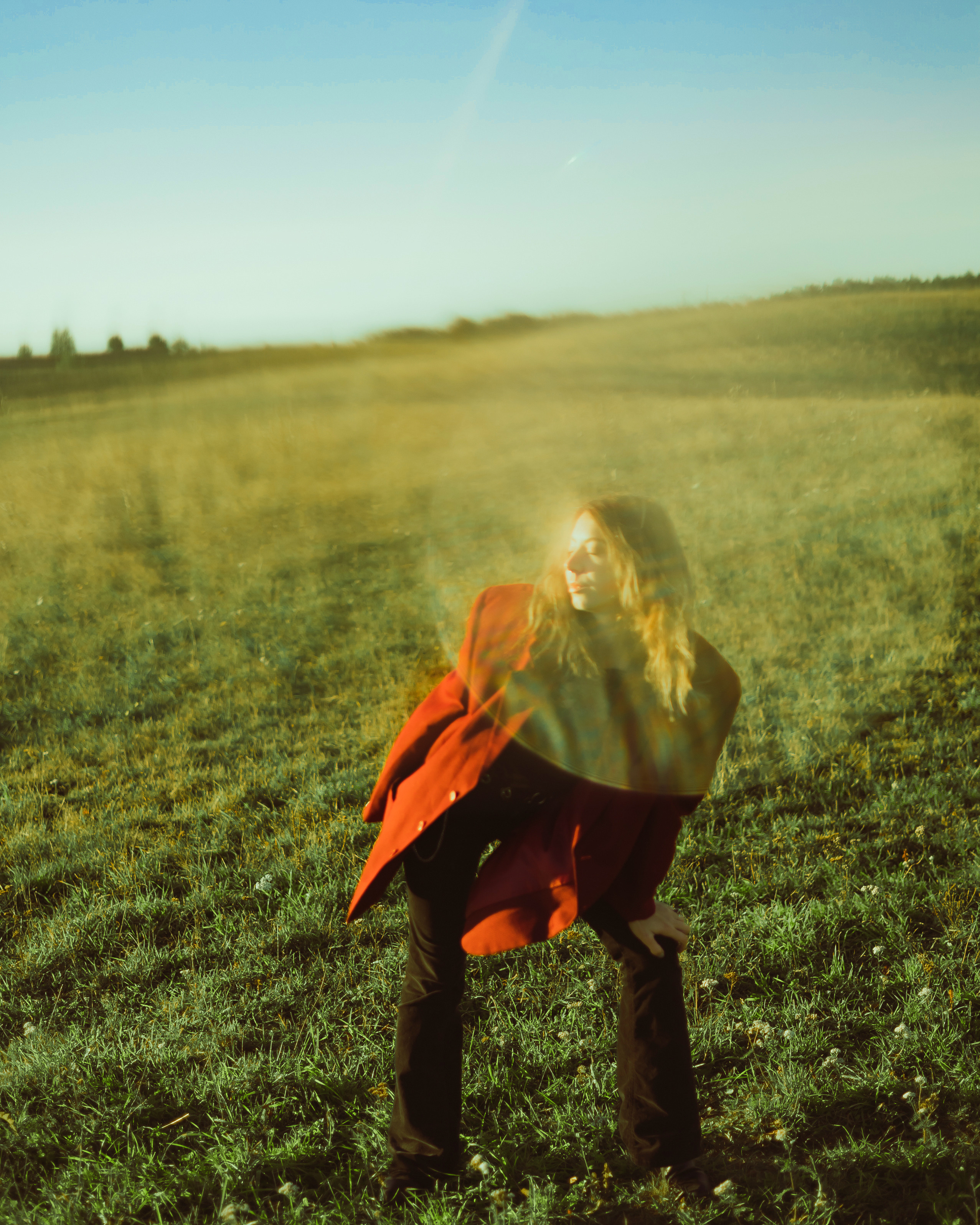 Яркая фотосессия в поле, как кадры из фильма Джокер. Красный пиджак привлекает внимание, блики солнца добавляют ощущения свободы. Фотограф: Alexander Veselkov - Photographer | AV.