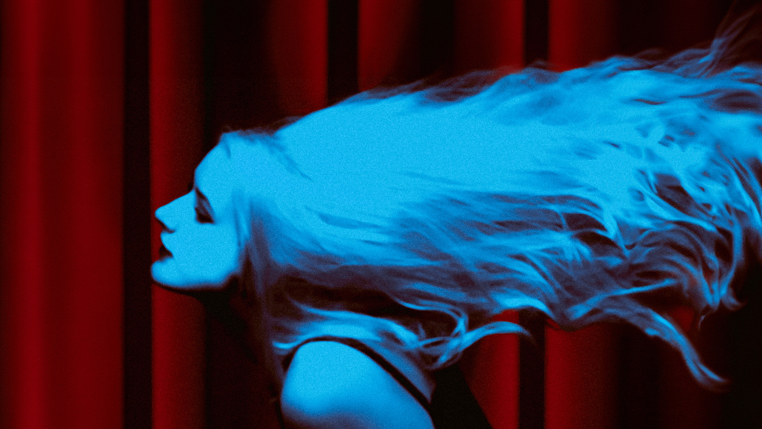 Магический образ на мистической фотосессии с яркими красно-синими тонами, красивая девушка с длинными белыми волосами. Alexander Veselkov - Photographer| AV