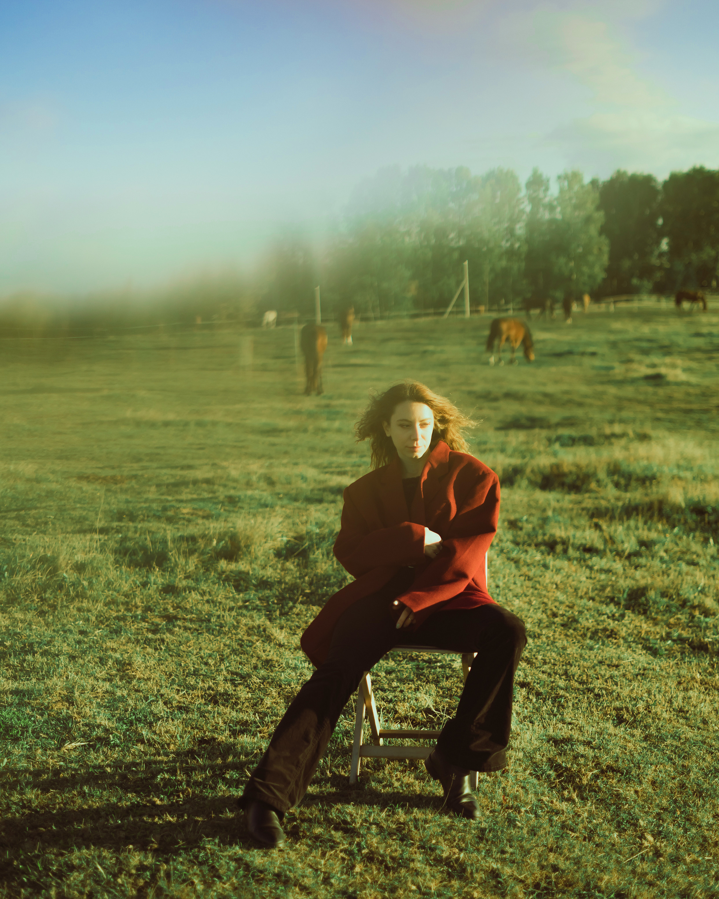 Фотосессия в поле, как отголоски Джокера с его красным пиджаком. Солнечный свет окутывает, а голубое небо придает легкости. Автор: Alexander Veselkov - Photographer | AV.