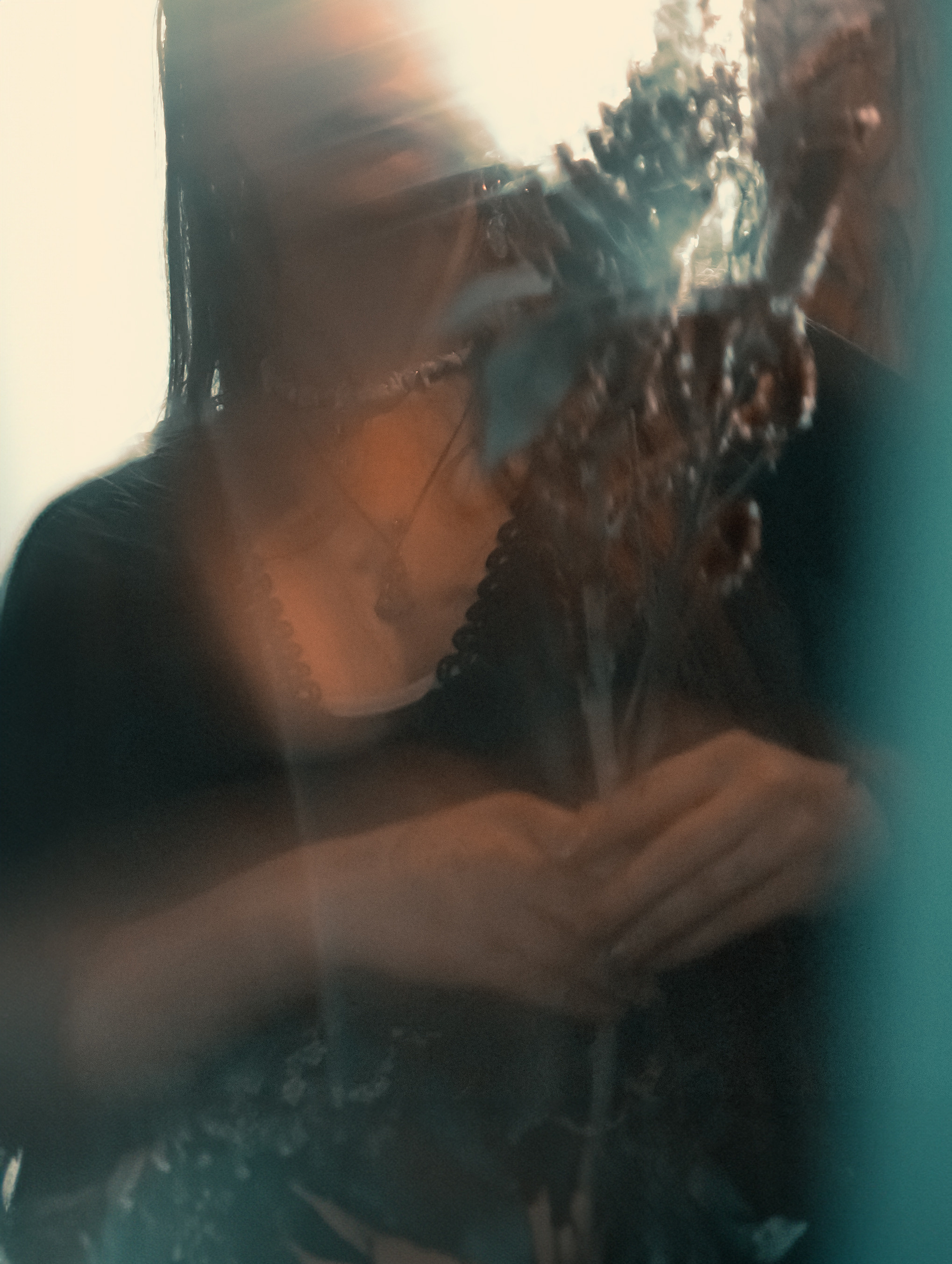 Ослепительная фотосессия с прекрасной Марией, создающая иконоподобный образ, в индийском кафе "Кашмир", окутывает молодую девушку атмосферой величественности. Автор: Alexander Veselkov - Photographer | AV.