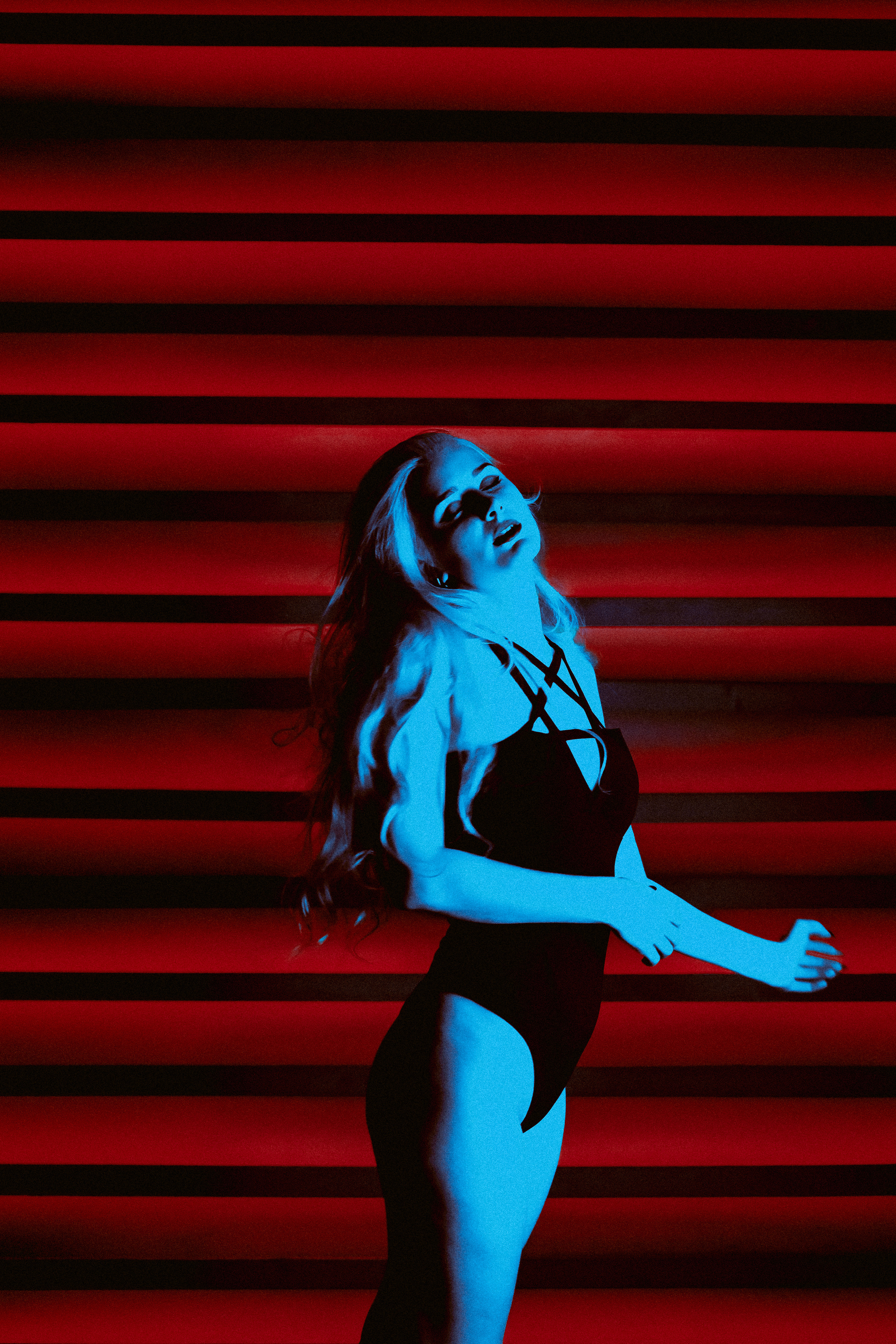 Мистическая фотосессия с яркими красно-синими тонами и сексуальным магическим образом, красивая девушка с длинными белыми волосами. Alexander Veselkov - Photographer| AV