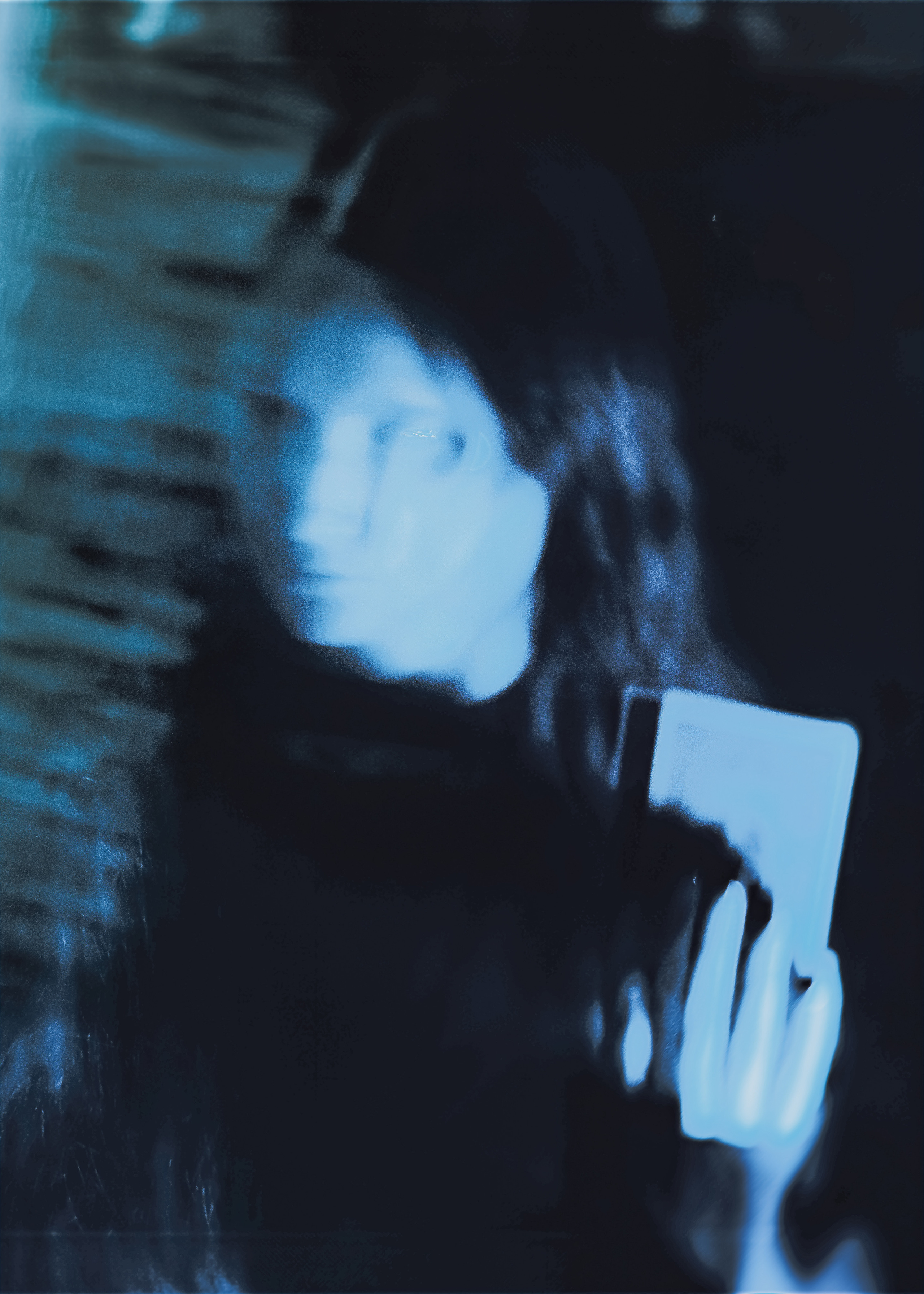 Магическая фотосессия в Санкт-Петербурге, вдохновленная зазеркальем и картами таро, где прекрасная девушка у зеркала с картами в руке сталкивается с таинственным отражением, открывая ворота к миру мистики. Автор: Alexander Veselkov - Photographer | AV.