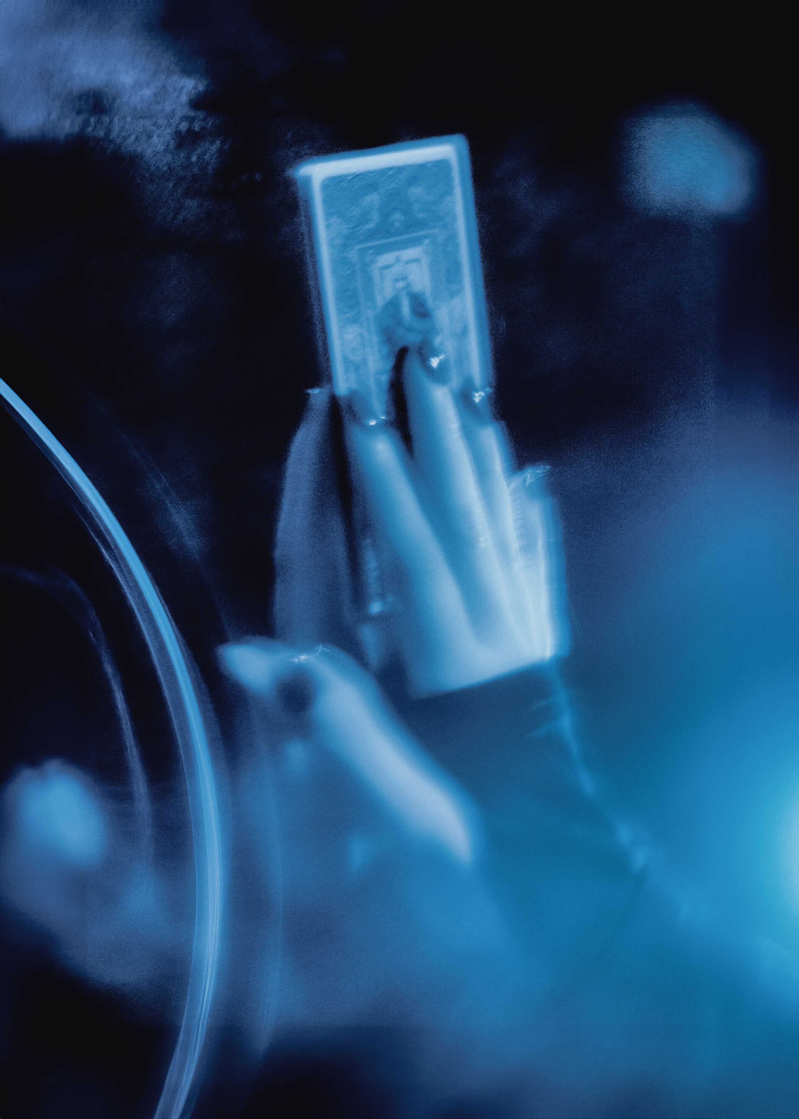 Таинственная авторская фотосессия в Санкт-Петербурге, вдохновленная зазеркальем и картами таро, где молодая девушка с картами в руке обнаруживает свое мистическое отражение в зеркале. Автор: Alexander Veselkov - Photographer | AV.