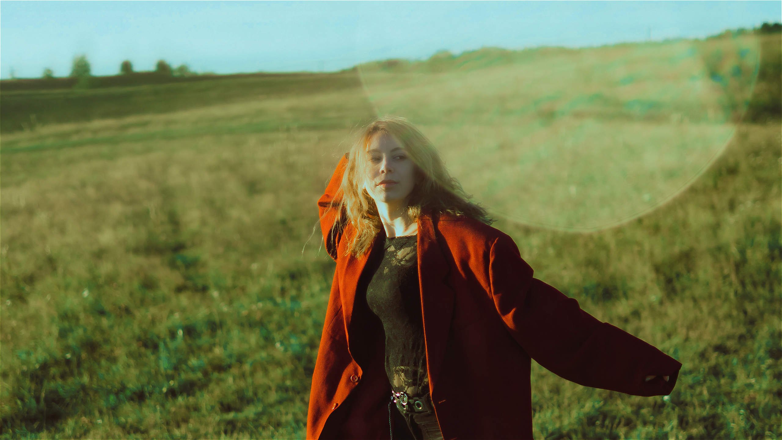 Яркая фотосессия в поле с оттенками Джокера и красным пиджаком. Солнечные блики играют с травой, а фоном служит голубое небо. Фотограф: Alexander Veselkov - Photographer | AV.