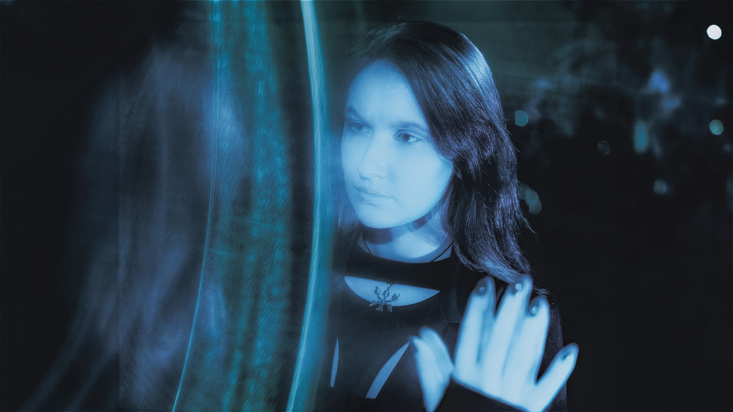 Магическая фотосессия в Санкт-Петербурге, вдохновленная зазеркальем и картами таро, где девушка у зеркала с картами в руке сливается с ее загадочным отражением, создавая гармонию между миром реальности и мистики. Автор: Alexander Veselkov - Photographer | AV.