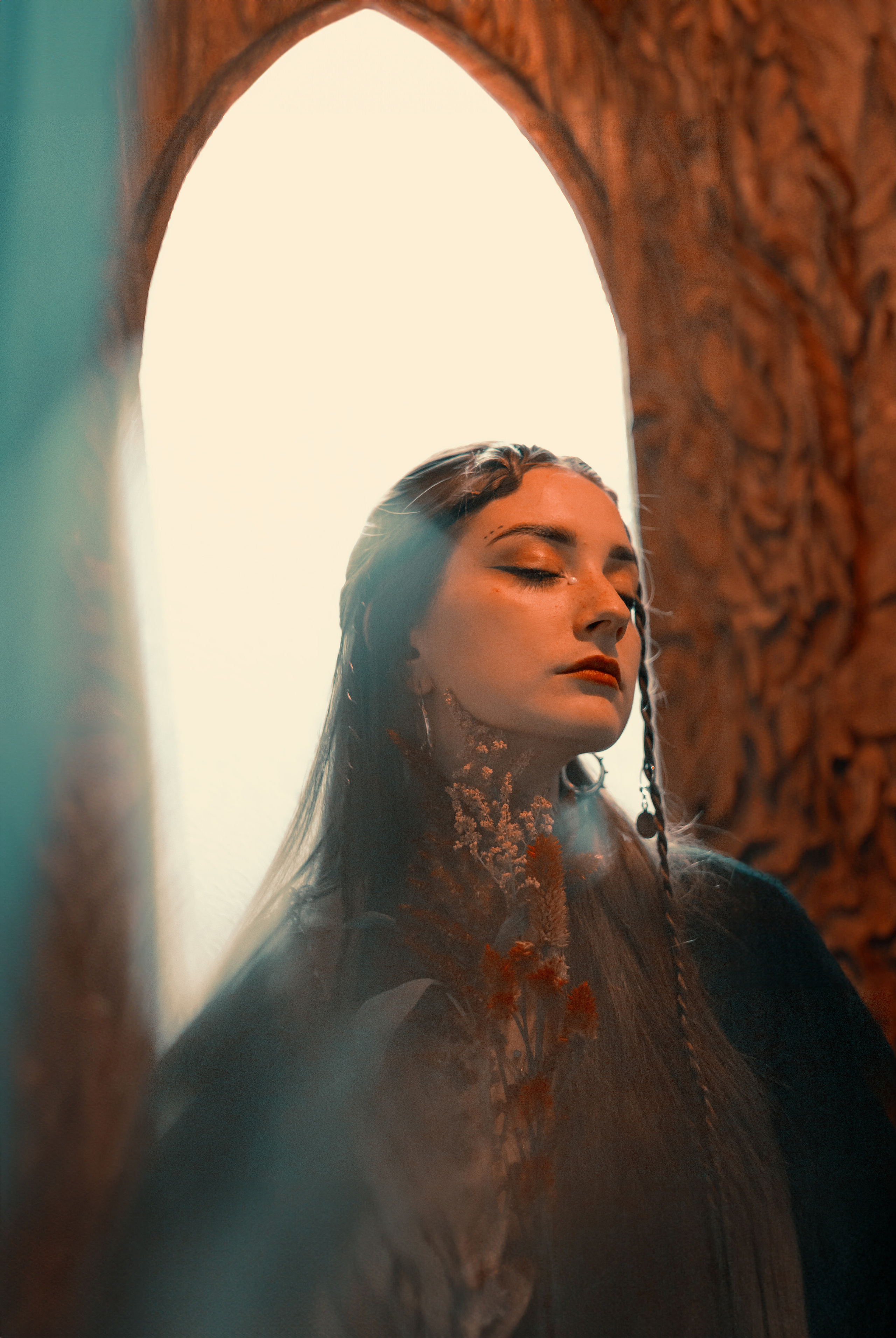 Вдохновляющая фотосессия с прекрасной Марией, напоминающая иконические образы, в индийском кафе "Кашмир", придающая молодой девушке ауру священства. Фотограф: Alexander Veselkov - Photographer | AV.