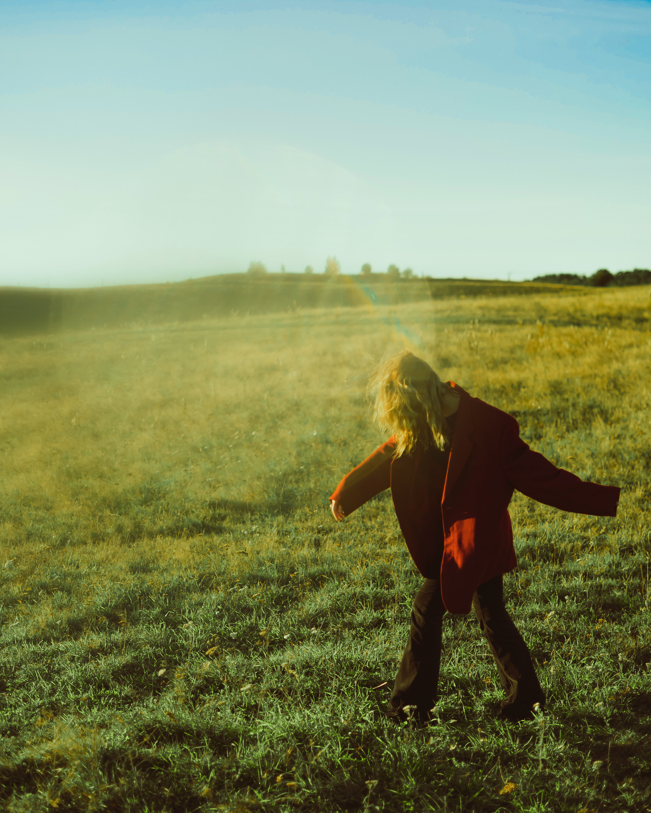 Фотосессия в поле, вдохновленная образом Джокера и его красным пиджаком. Солнце придает кадрам тепло, а синее небо - гармонию. Фотографиями вдохновляет Alexander Veselkov - Photographer | AV.