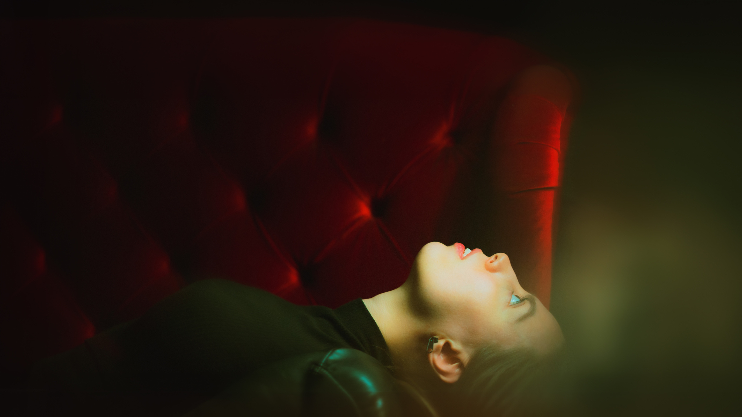 Таинственная девушка окутана магическим светом в загадочной комнате с торшером, на красном диване, и киношным атмосферным светом в уникальной художественной фотосессии. Alexander Veselkov - Photographer | AV