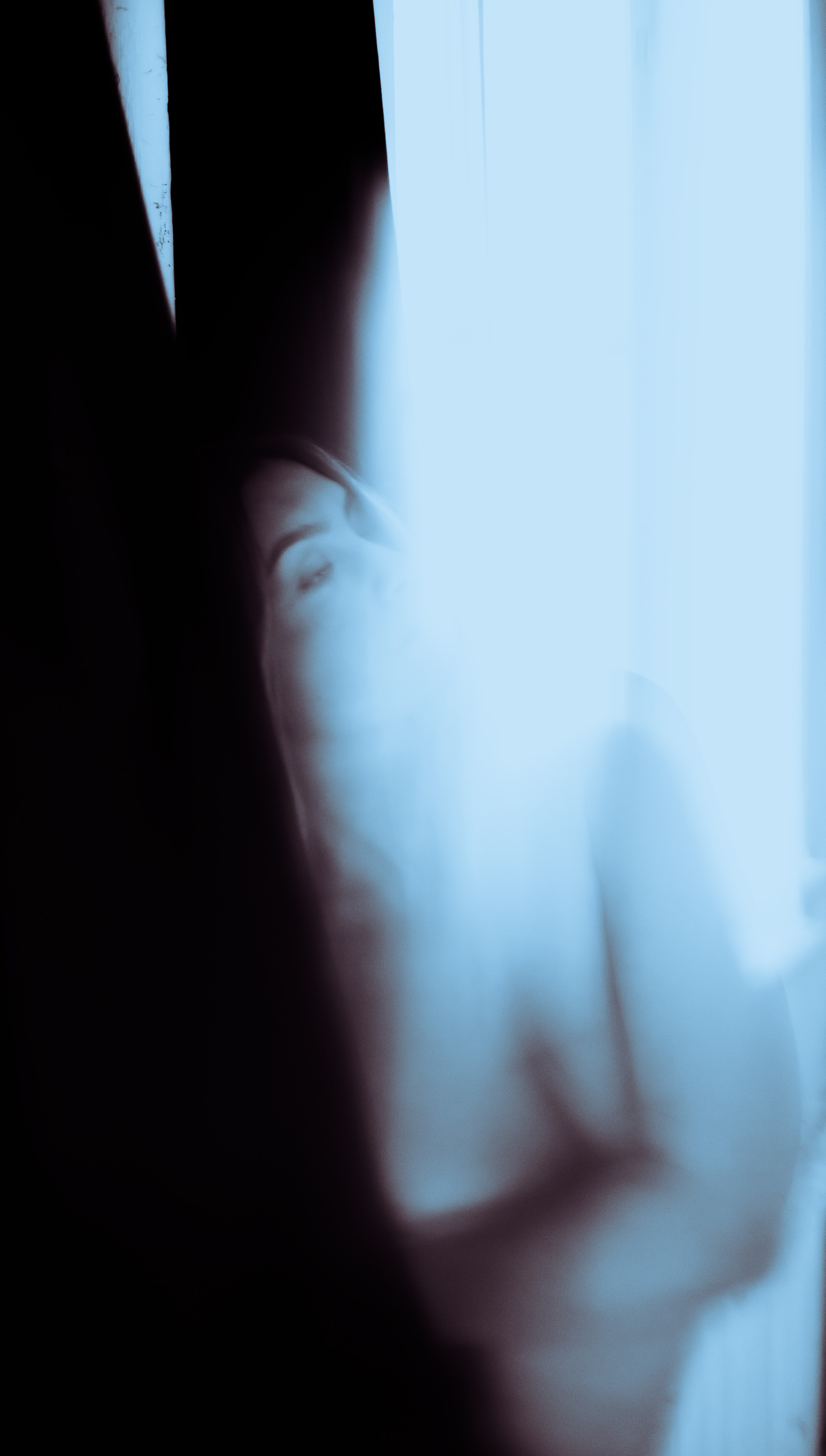 Ослепительный образ призрачной девушки в авторской фотосессии, обнаженной за шторой, словно воплощение магии. Фотограф: Alexander Veselkov - Photographer | AV