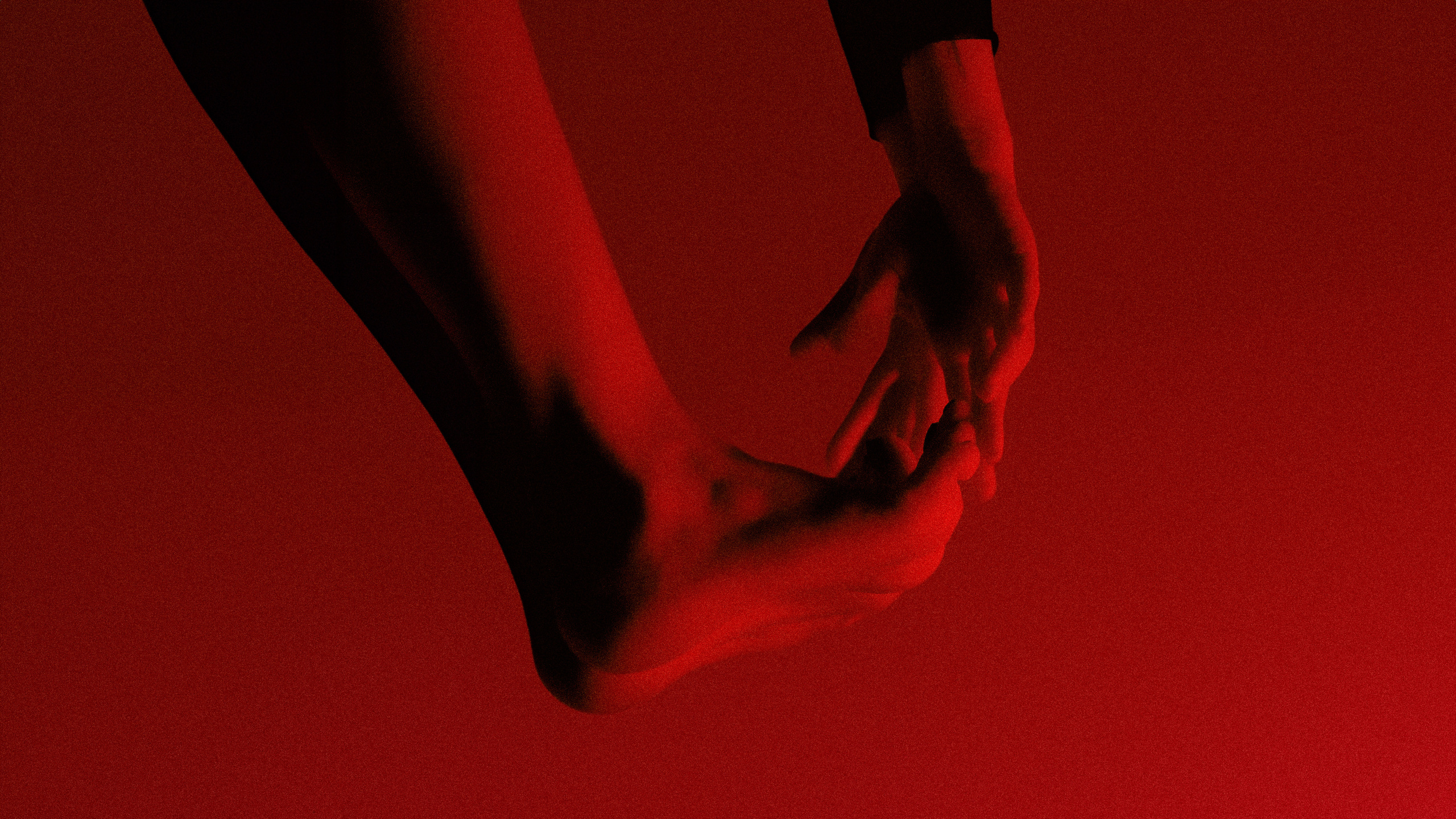 Красная комната становится миром интриги и чувственности на этой атмосферной фотосессии. Фотограф: Alexander Veselkov - Photographer| AV