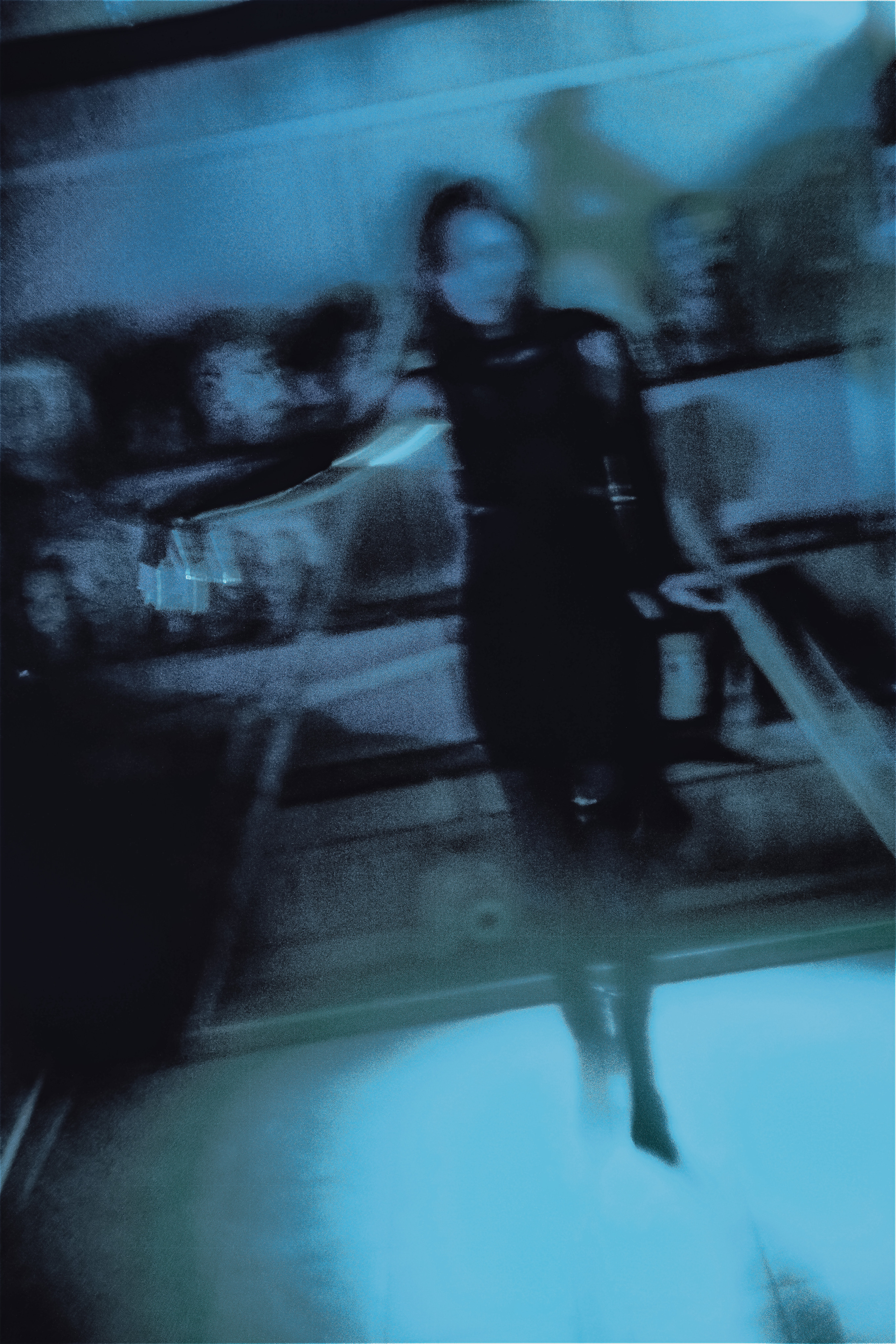 Загадочная фотосессия в Санкт-Петербурге, посвященная теме зазеркалья и карт таро, где таинственная девушка у зеркала держит карты в руке, а ее отражение представлено как врата в иное измерение. Автор: Alexander Veselkov - Photographer | AV.