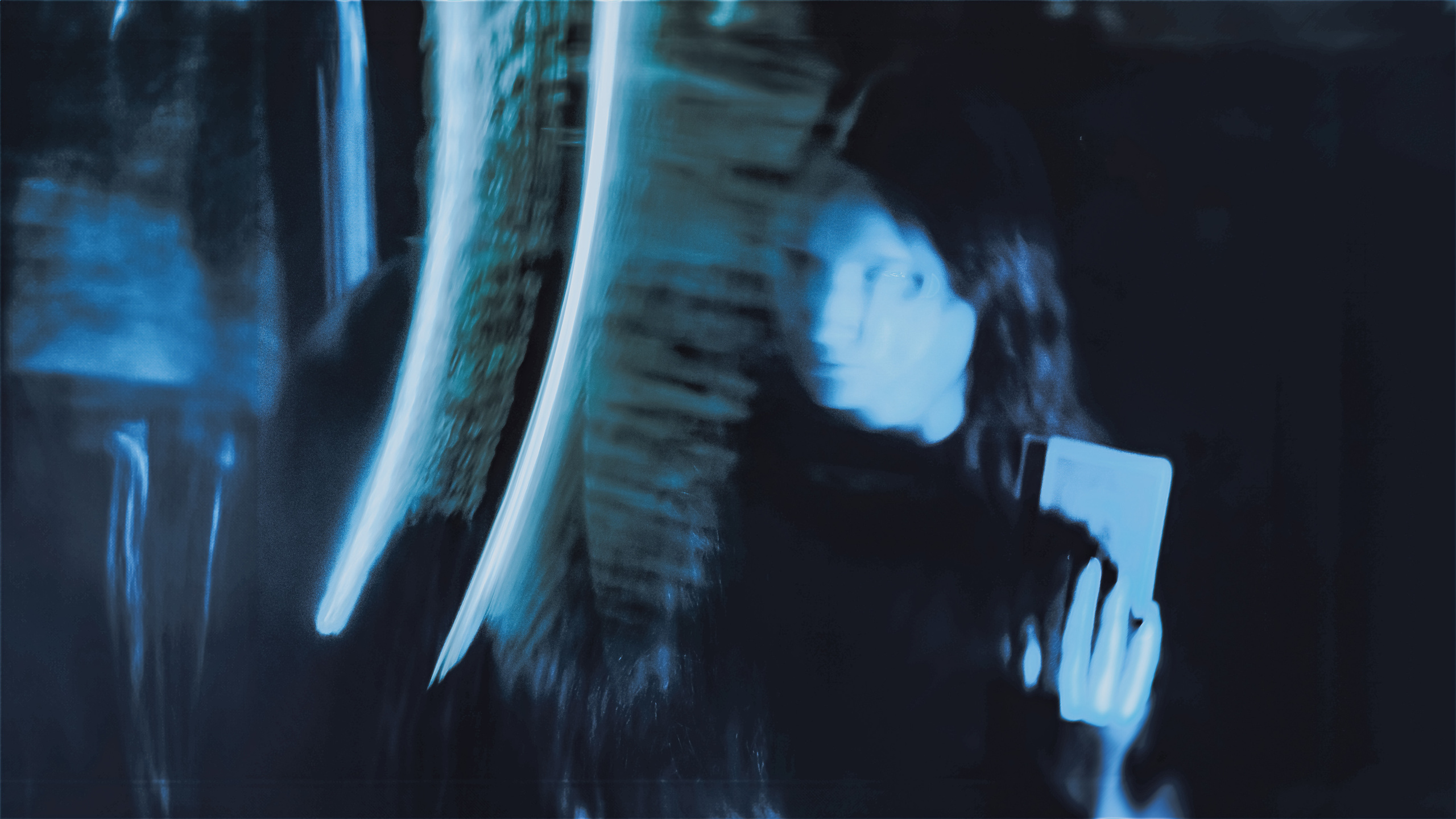 Фотосессия в Санкт-Петербурге с темой зазеркалья и карт таро, где прекрасная молодая девушка с картами в руке и ее мистическое отражение в зеркале таинственно переплетаются, раскрывая сущность человеческой души. Фотограф: Alexander Veselkov - Photographer | AV.