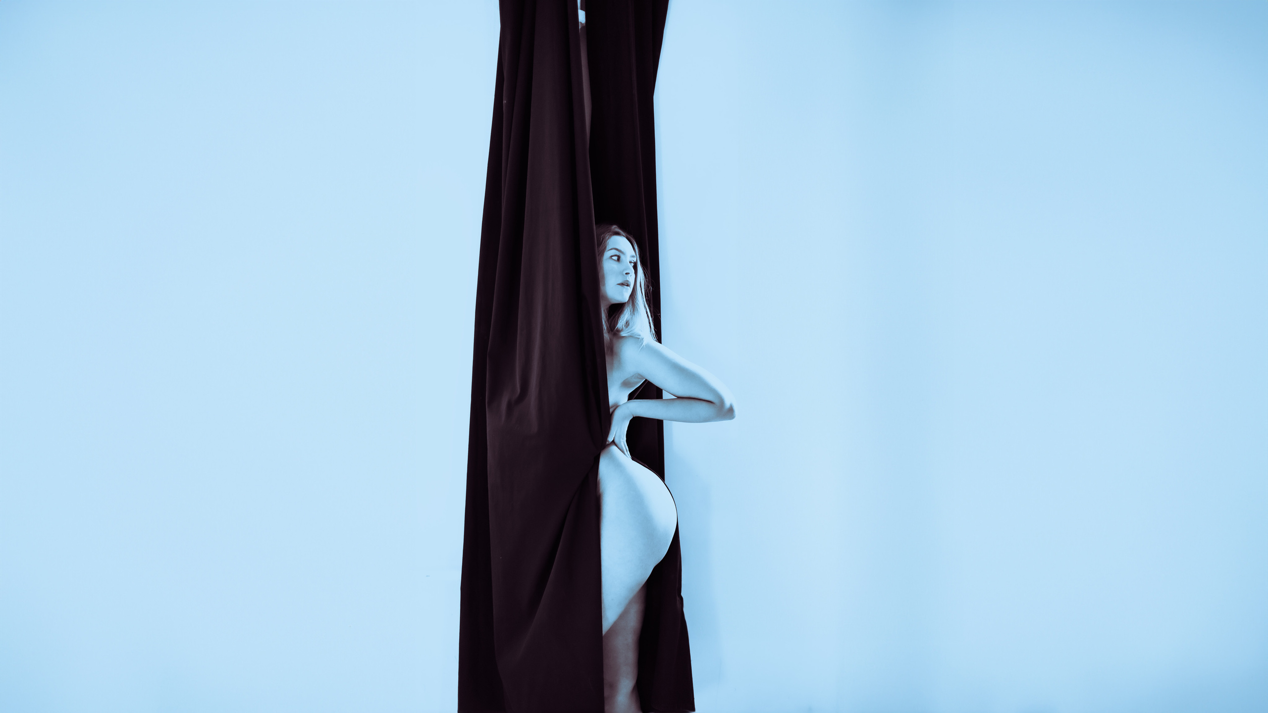 Ослепительный образ призрачной девушки в авторской фотосессии, таинственно скрывающейся за шторой, словно существо из параллельного мира. Автор: Alexander Veselkov - Photographer | AV.