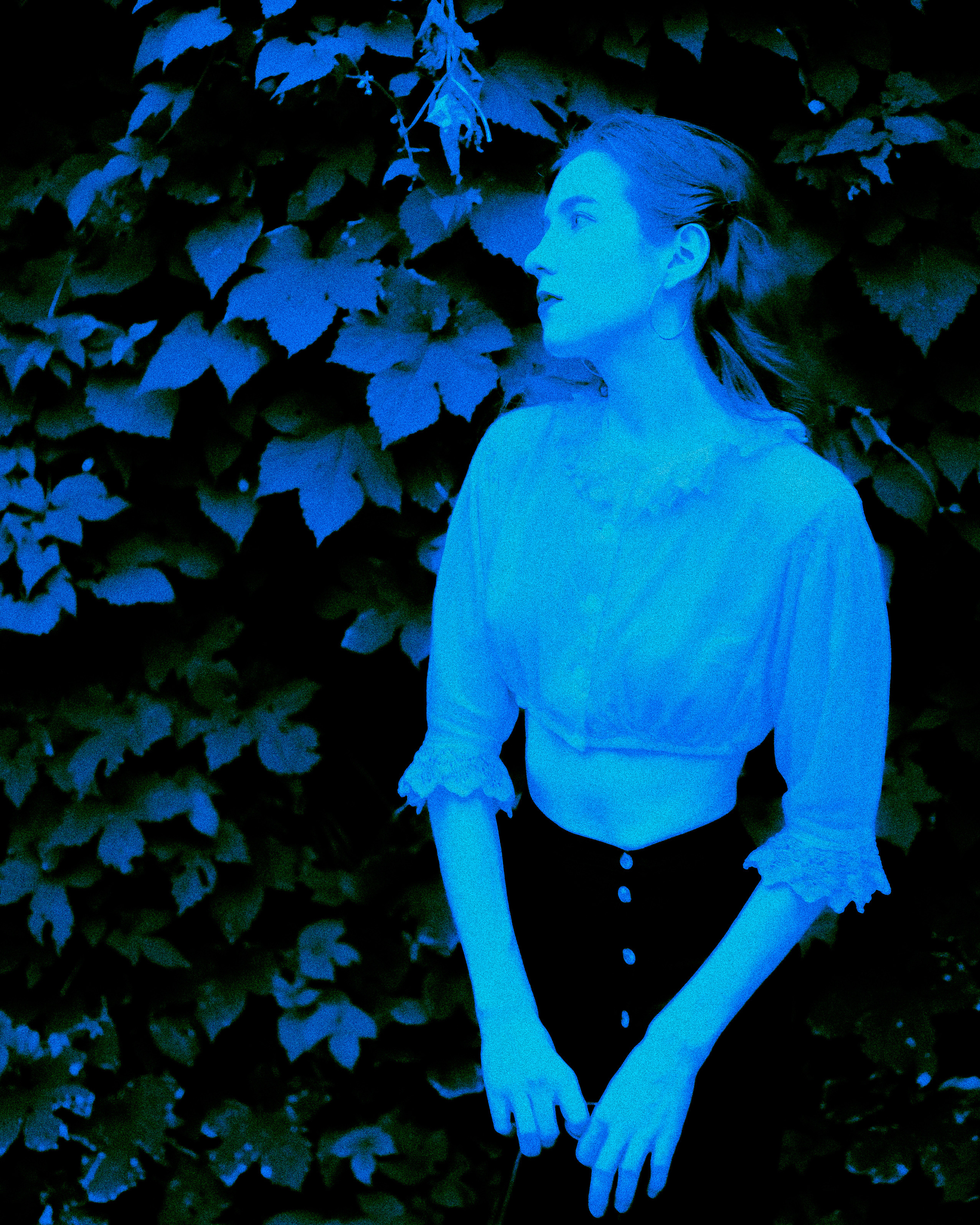 Фотосессия с обработкой под цианотипию, где прекрасная молодая девушка раскрывает уникальные образы на фоне живой стены летнего сада. Насыщенный синий цвет вдохновляет фотографа Alexander Veselkov - Photographer | AV.