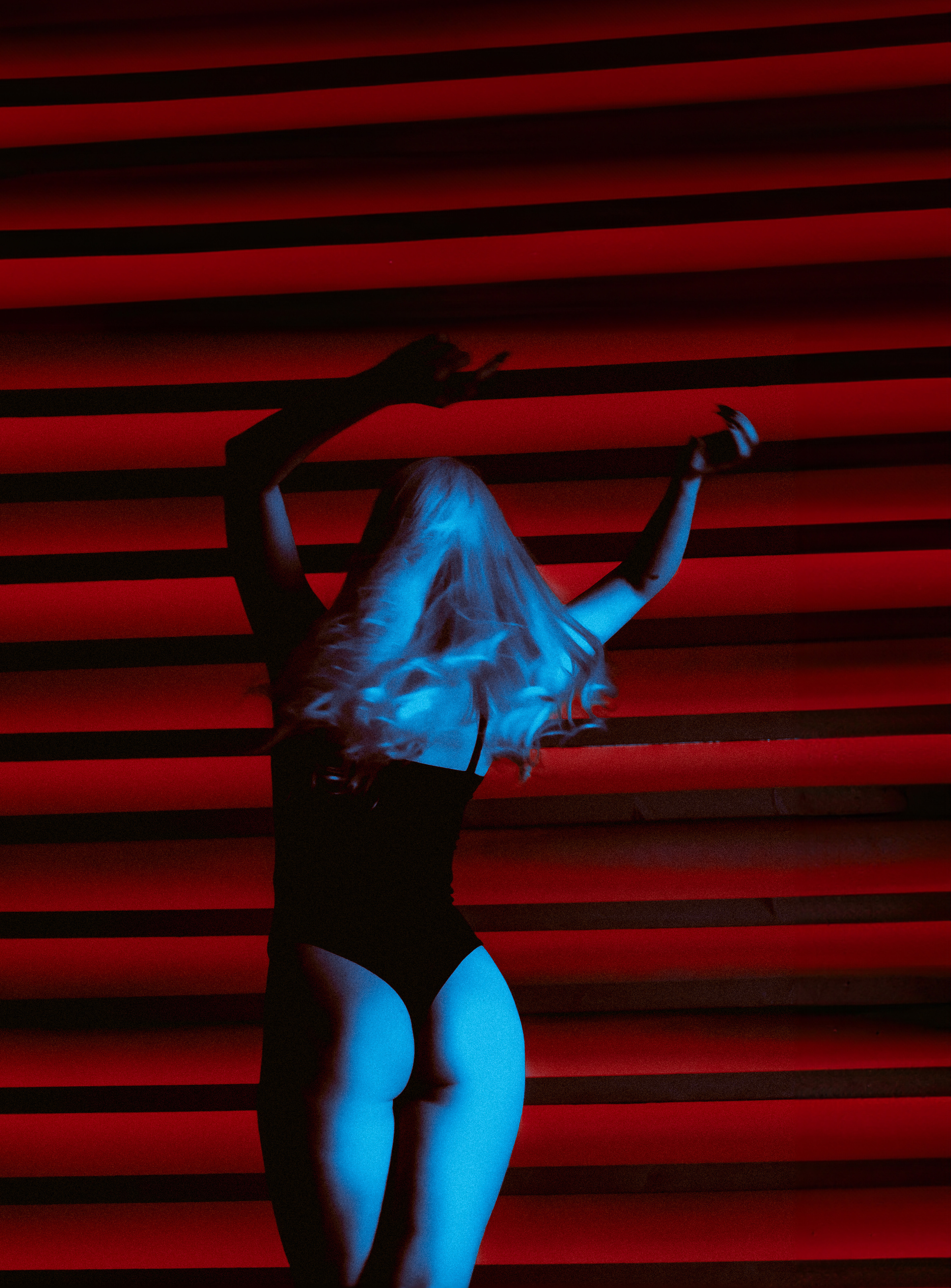 Красивая девушка с длинными белыми волосами на мистической фотосессии в ярких красно-синих тонах, с яркими ритмами и движением. Alexander Veselkov - Photographer| AV