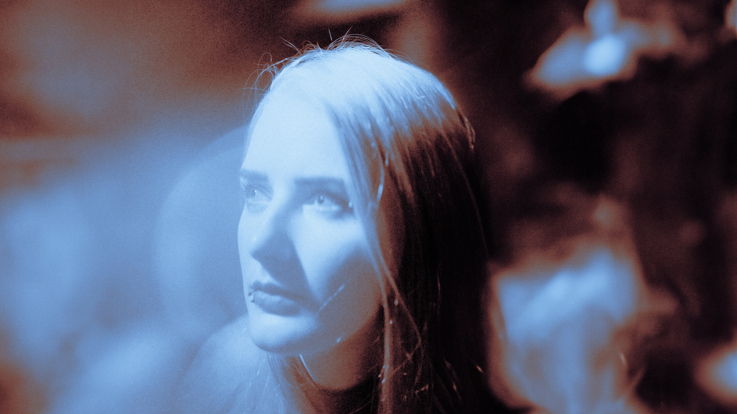 Таинственная вампирская фотосессия в лесу, с молодой вампиршей в необычных цветах. Её тонкая светлая кожа и томный взгляд создают магическую ауру. Фотограф: Alexander Veselkov - Photographer | AV.