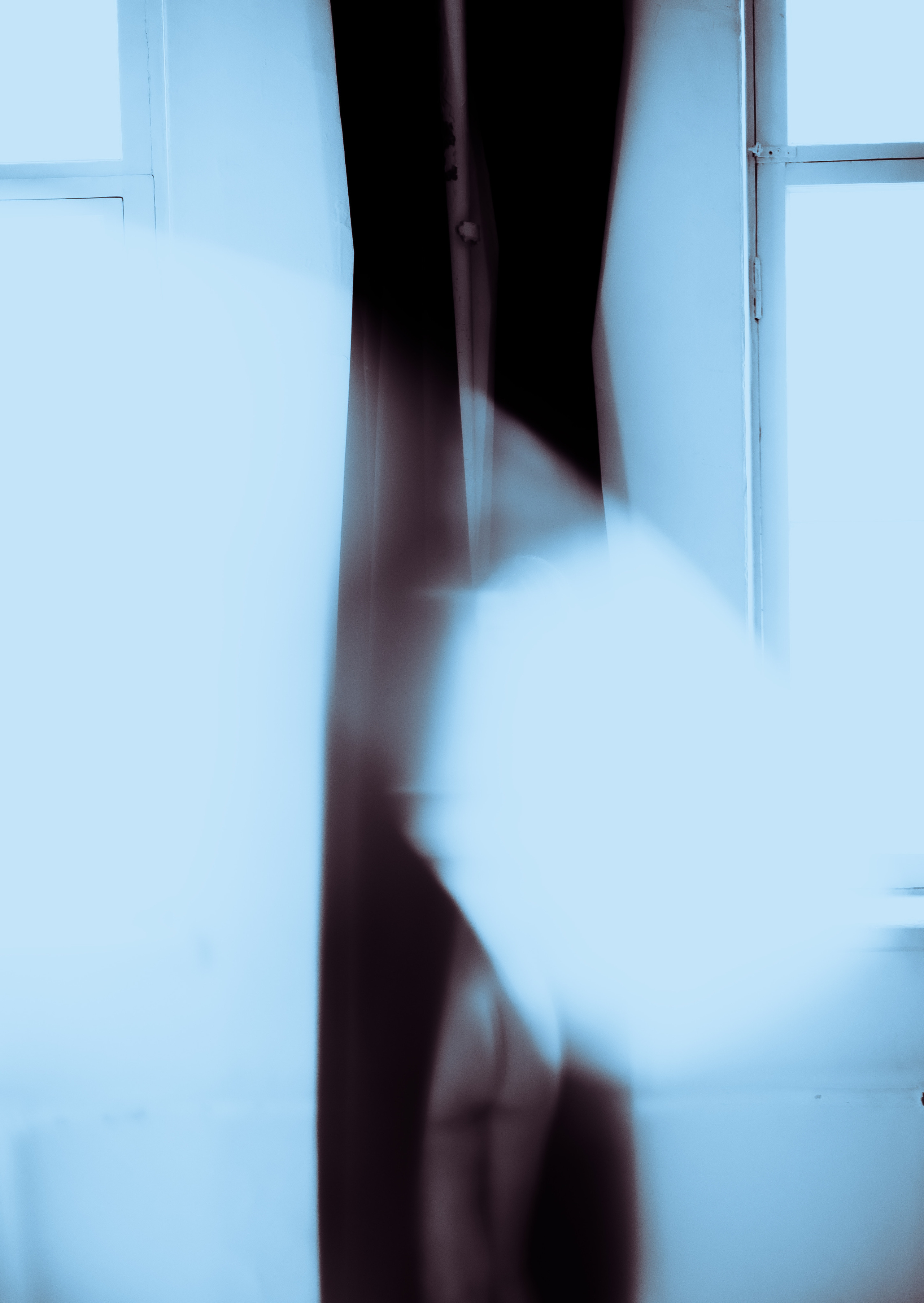 Ослепительный образ призрачной девушки в авторской фотосессии, таинственно скрывающейся за шторой, словно существо из параллельного мира. Автор: Alexander Veselkov - Photographer | AV.