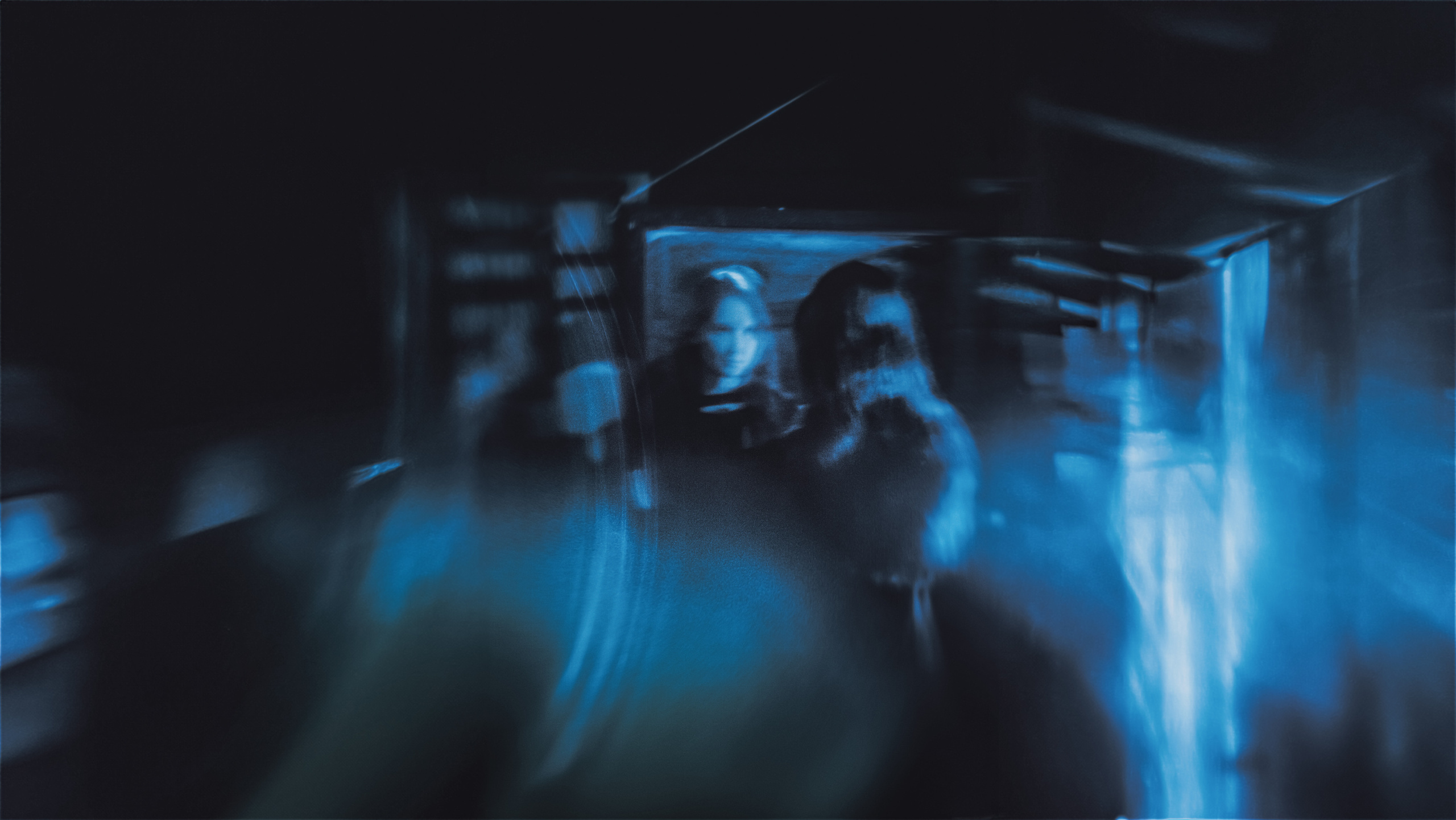 Фотосессия в Санкт-Петербурге с темой зазеркалья и карт таро, где прекрасная молодая девушка с картами в руке сталкивается с ее загадочным отражением в зеркале. Фотограф: Alexander Veselkov - Photographer | AV.