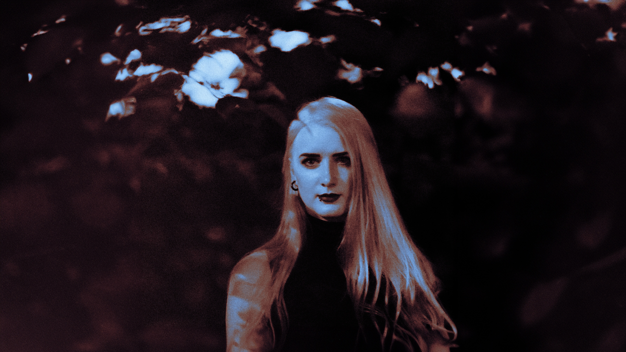 Таинственная вампирская фотосессия в лесу, с молодой вампиршей в необычных цветах. Её тонкая светлая кожа и томный взгляд создают магическую ауру. Фотограф: Alexander Veselkov - Photographer | AV.