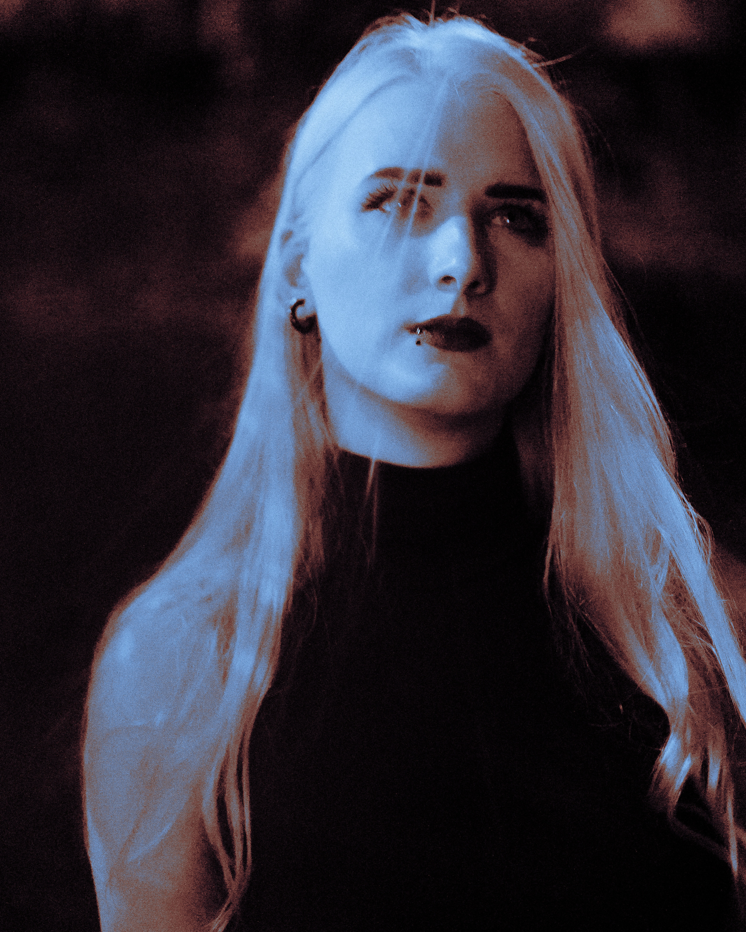 Вампирская фотосессия в лесу, где молодая вампирша воплощает образ в необычных цветах. Её тонкая светлая кожа и томный взгляд добавляют загадочности. Фотограф: Alexander Veselkov - Photographer | AV.