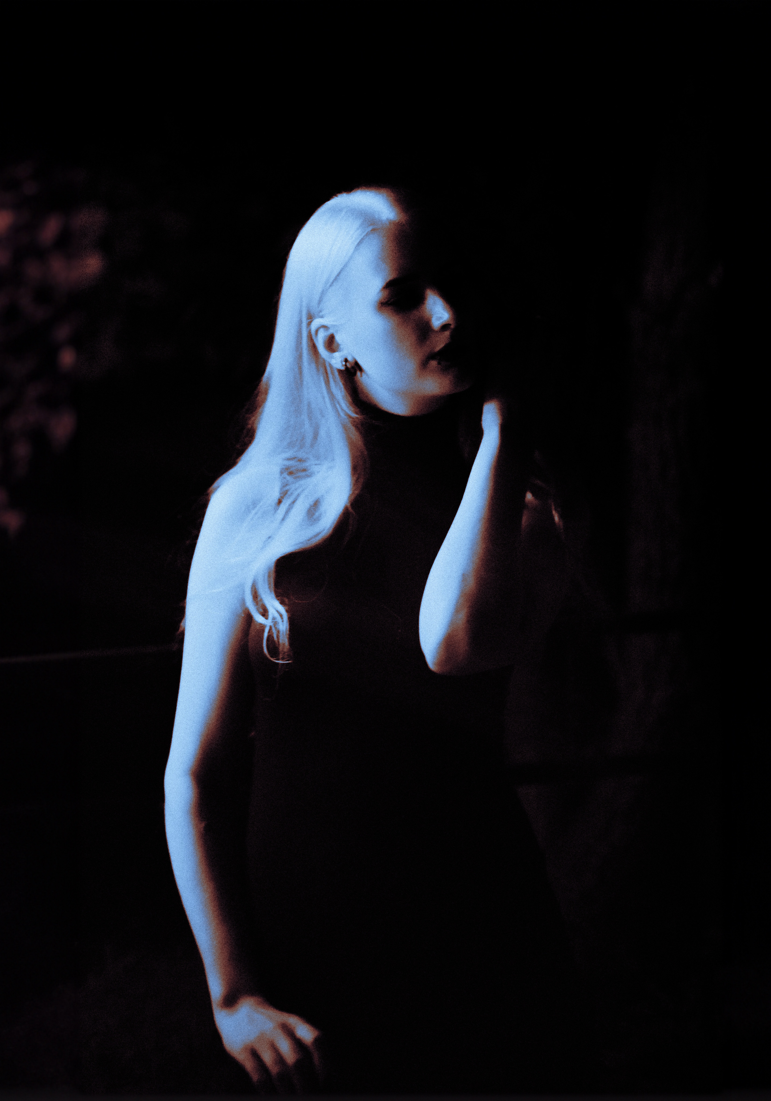 Вампирская фотосессия в лесу, где молодая вампирша окружена необычными цветами. Тонкая светлая кожа и томный взгляд создают атмосферу загадочности. Автор: Alexander Veselkov - Photographer | AV.