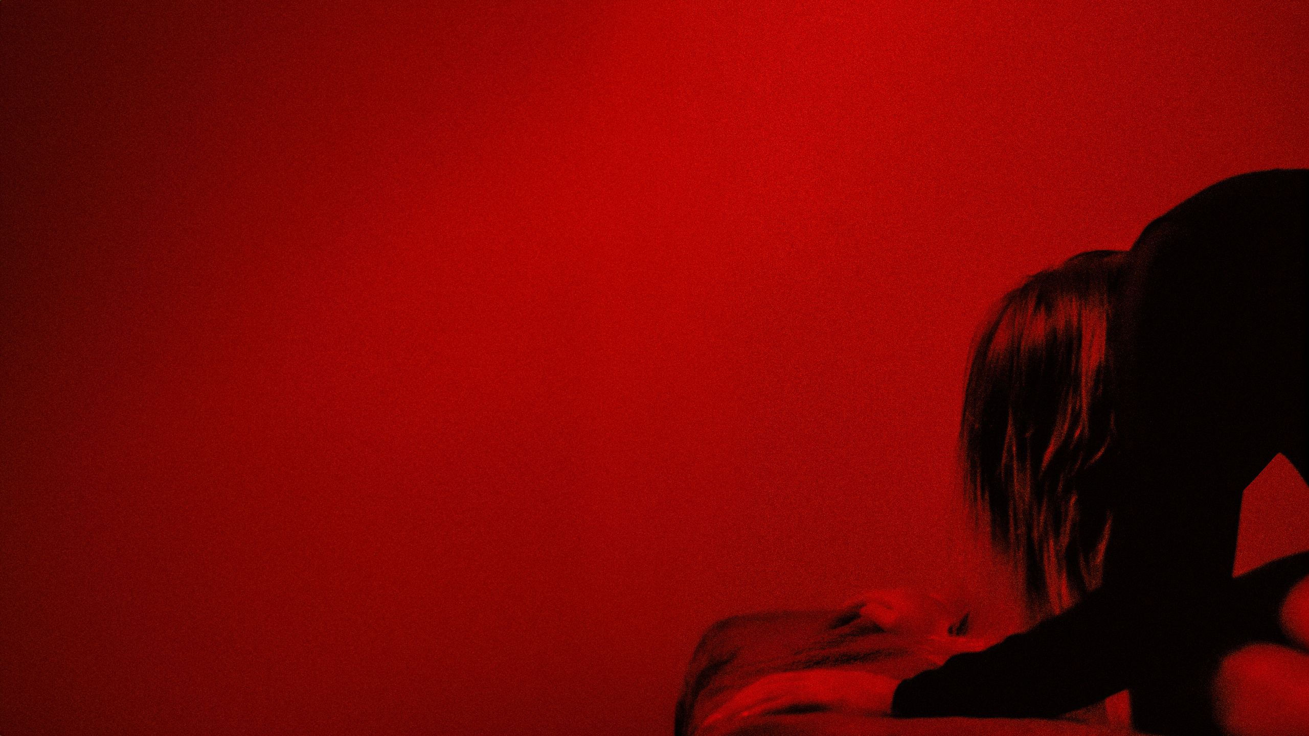 Магия красной комнаты и сексуальный образ на фотосессии, где контрасты придают загадочности. Фотограф: Alexander Veselkov - Photographer| AV