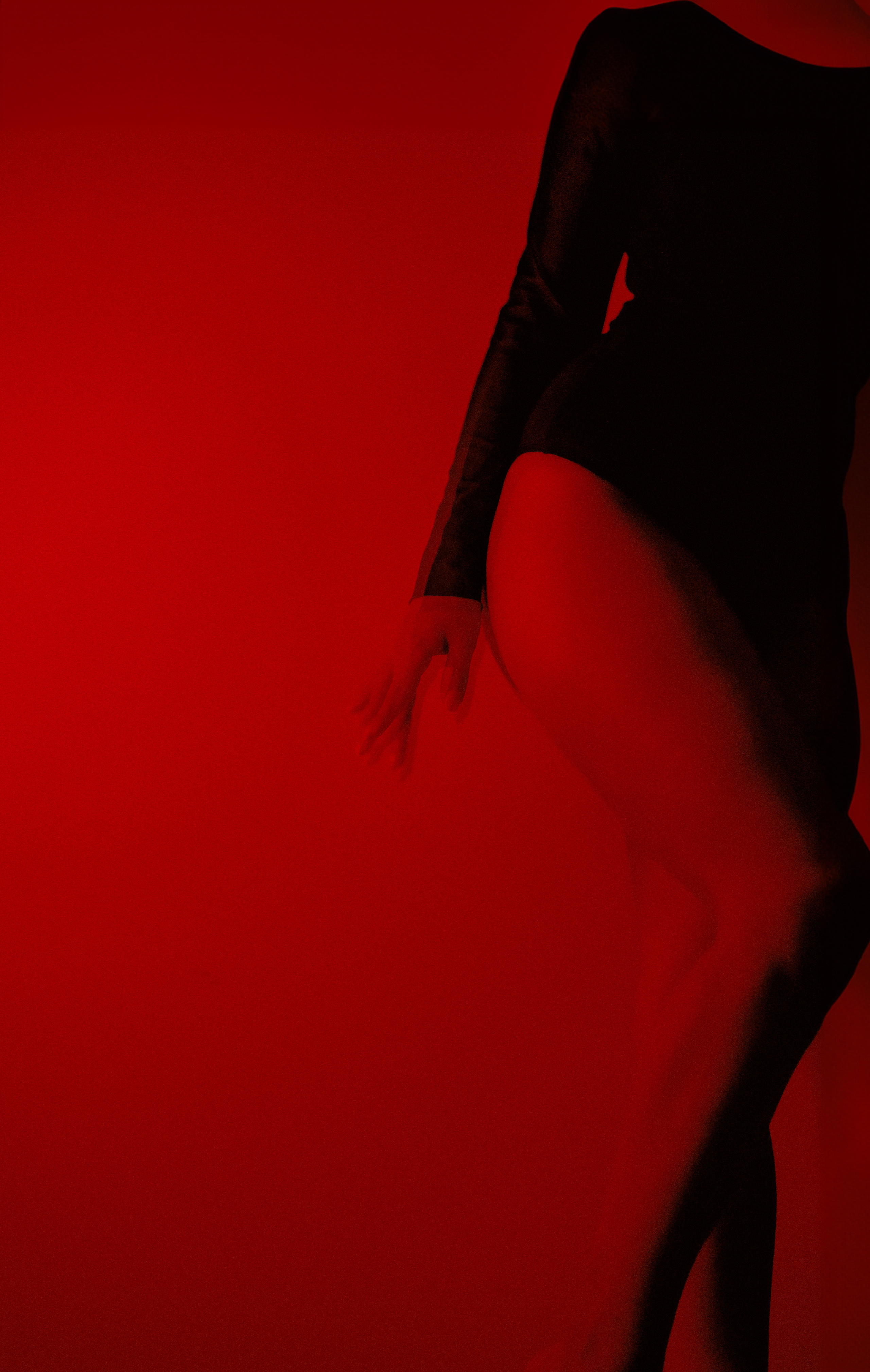 Постмодерн кадры, создающие завораживающий сексуальный образ в красной комнате. Фотографиями вдохновляет Alexander Veselkov - Photographer| AV