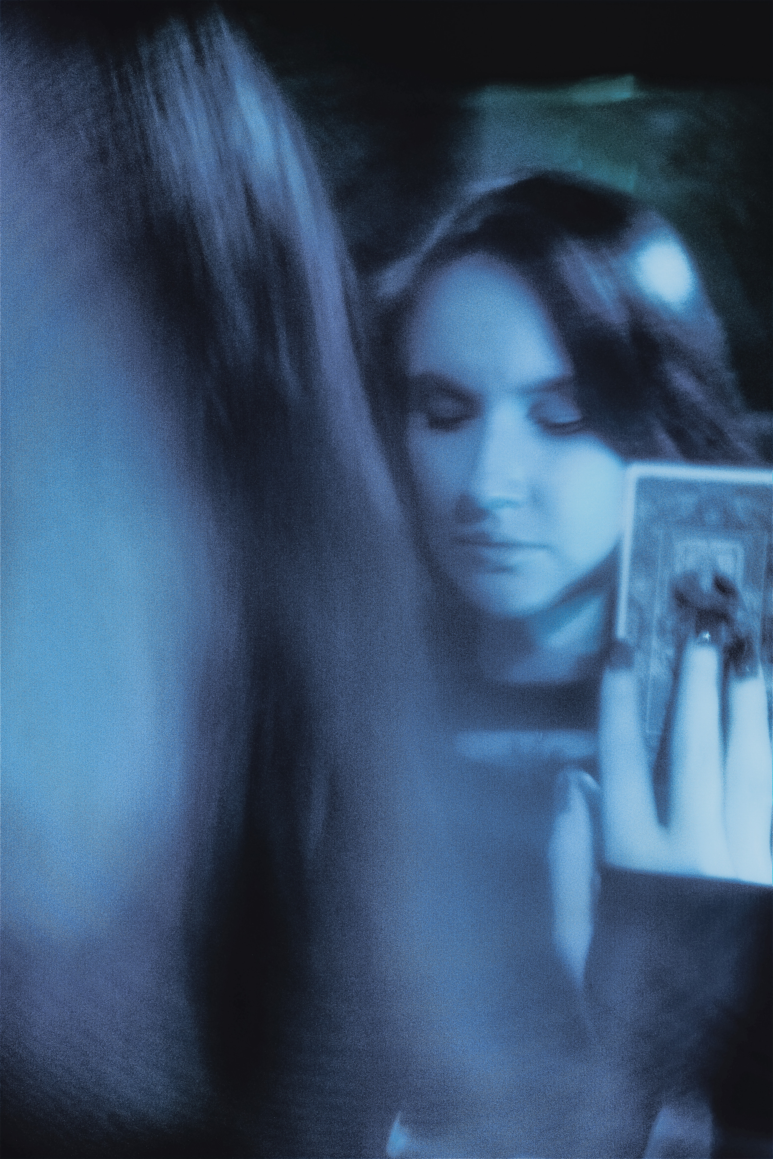 Уникальная авторская фотосессия в Санкт-Петербурге, посвященная теме зазеркалья и карт таро, где прекрасная молодая девушка держит карты в руке, а ее мистическое отражение изображено в зеркале. Фотограф: Alexander Veselkov - Photographer | AV.