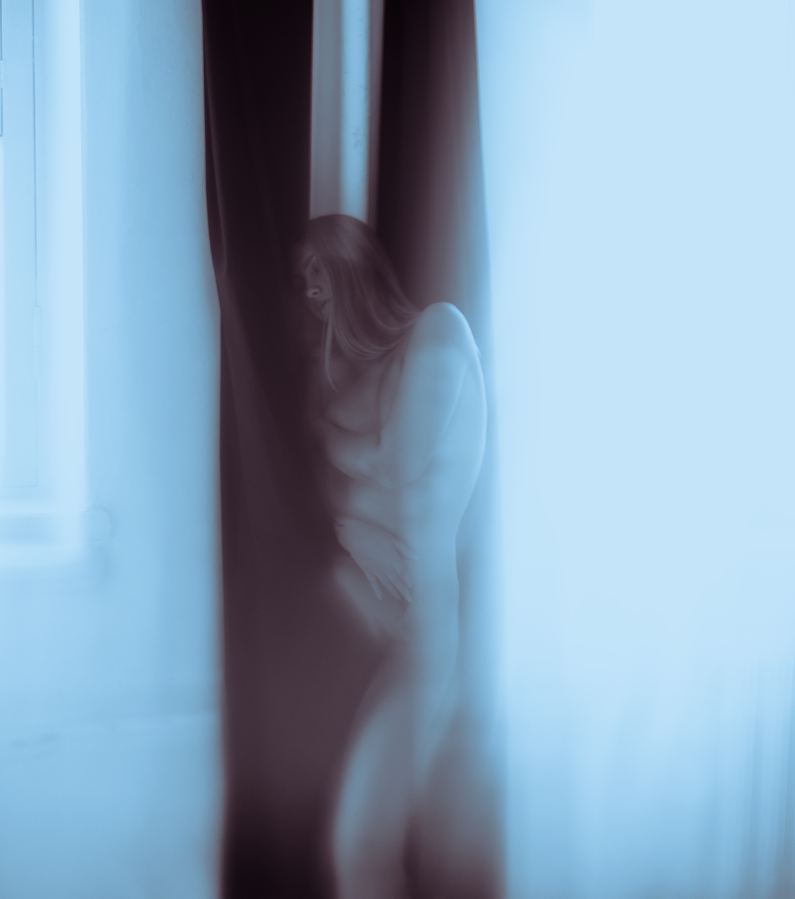 Уникальный образ призрачной девушки в авторской фотосессии, за которой таится заинтриговывающая штора, окутывая ее загадочностью. Автор: Alexander Veselkov - Photographer | AV.