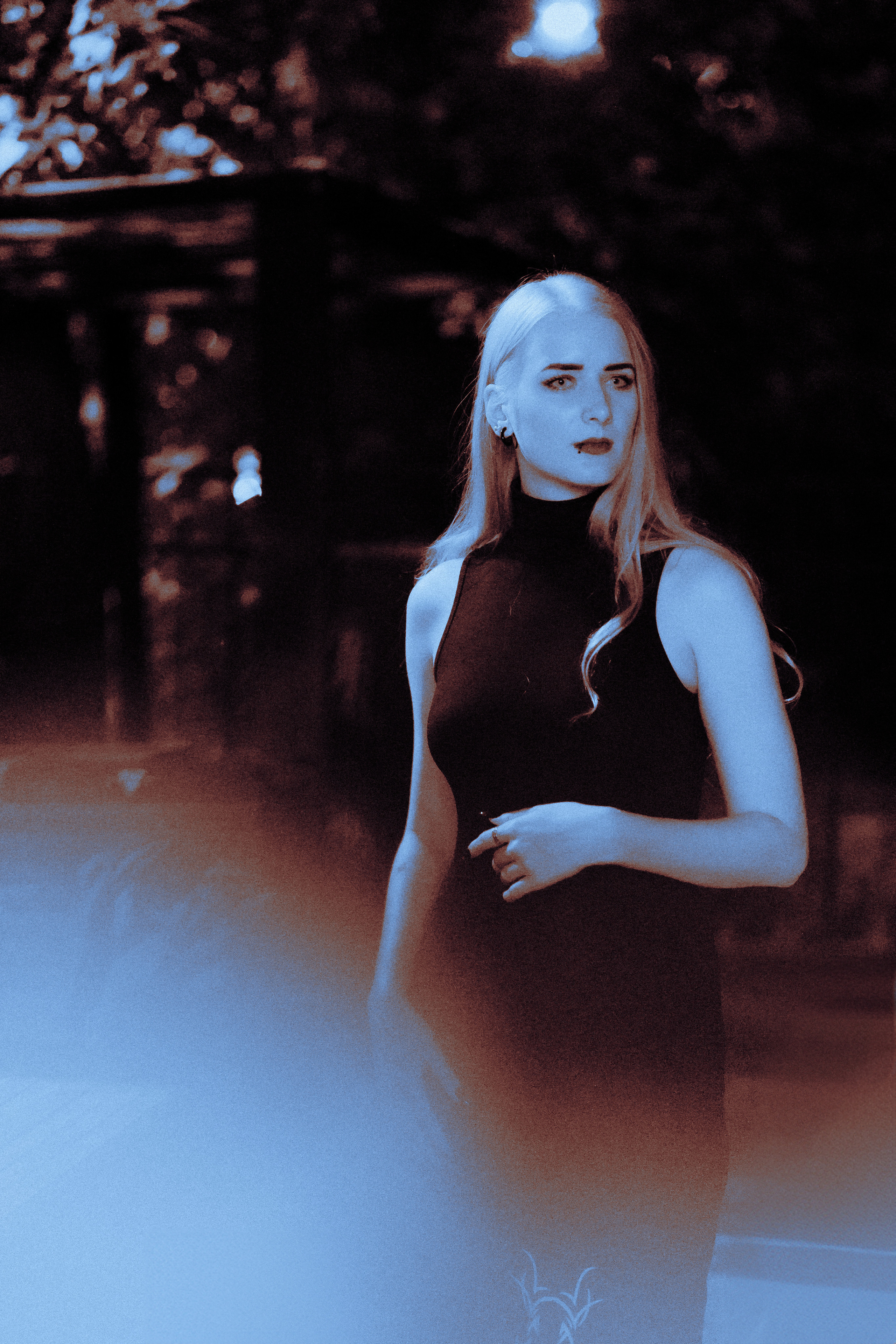 Таинственная вампирская фотосессия в лесу, где молодая вампирша в необычных цветах. Её тонкая светлая кожа и томный взгляд придают кадрам магический шарм. Автор: Alexander Veselkov - Photographer | AV.