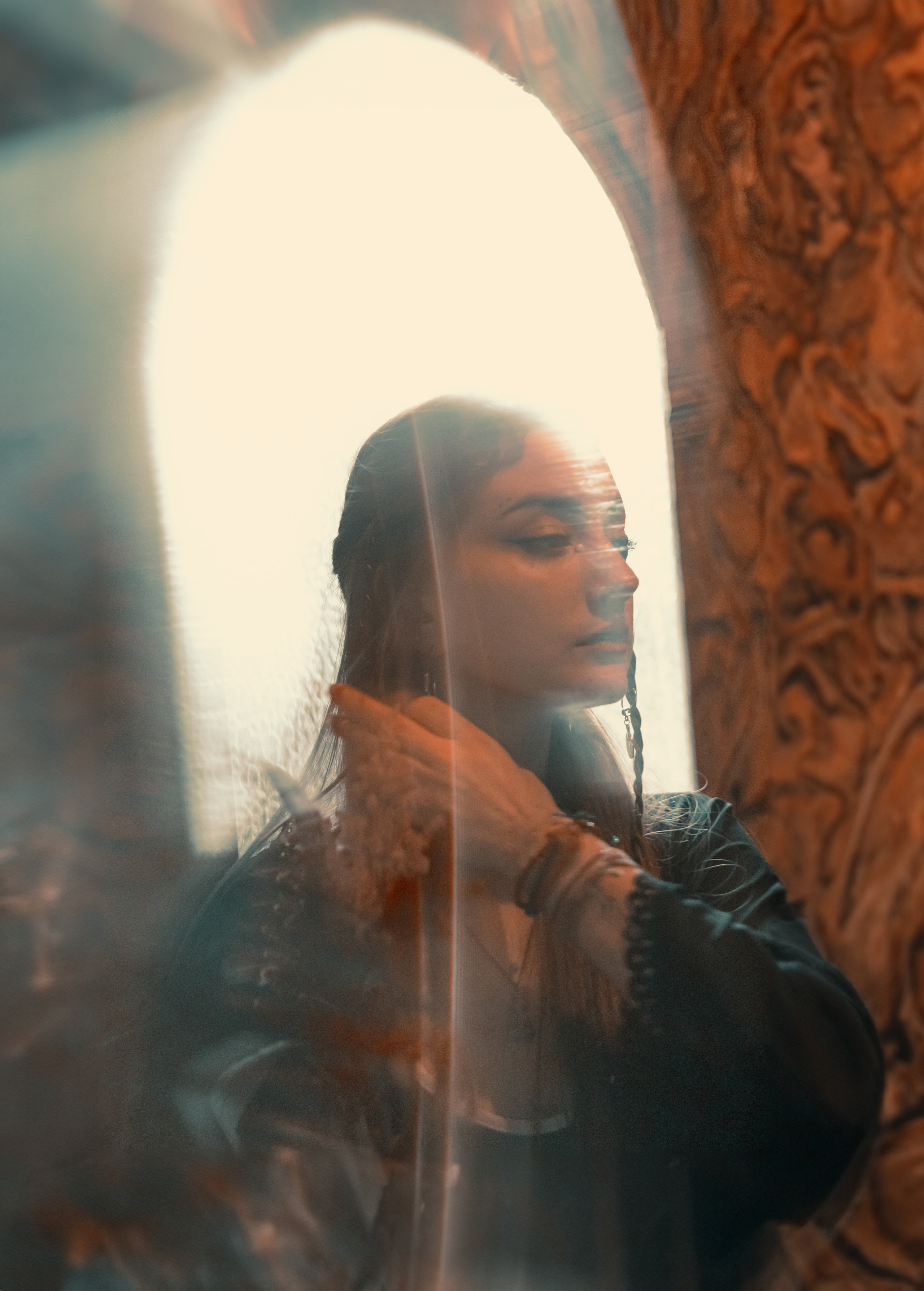 Фотосессия с отсылкой к иконам и божественной Марией в индийском кафе "Кашмир" придают молодой девушке загадочное очарование и величие. Фотограф: Alexander Veselkov - Photographer | AV.