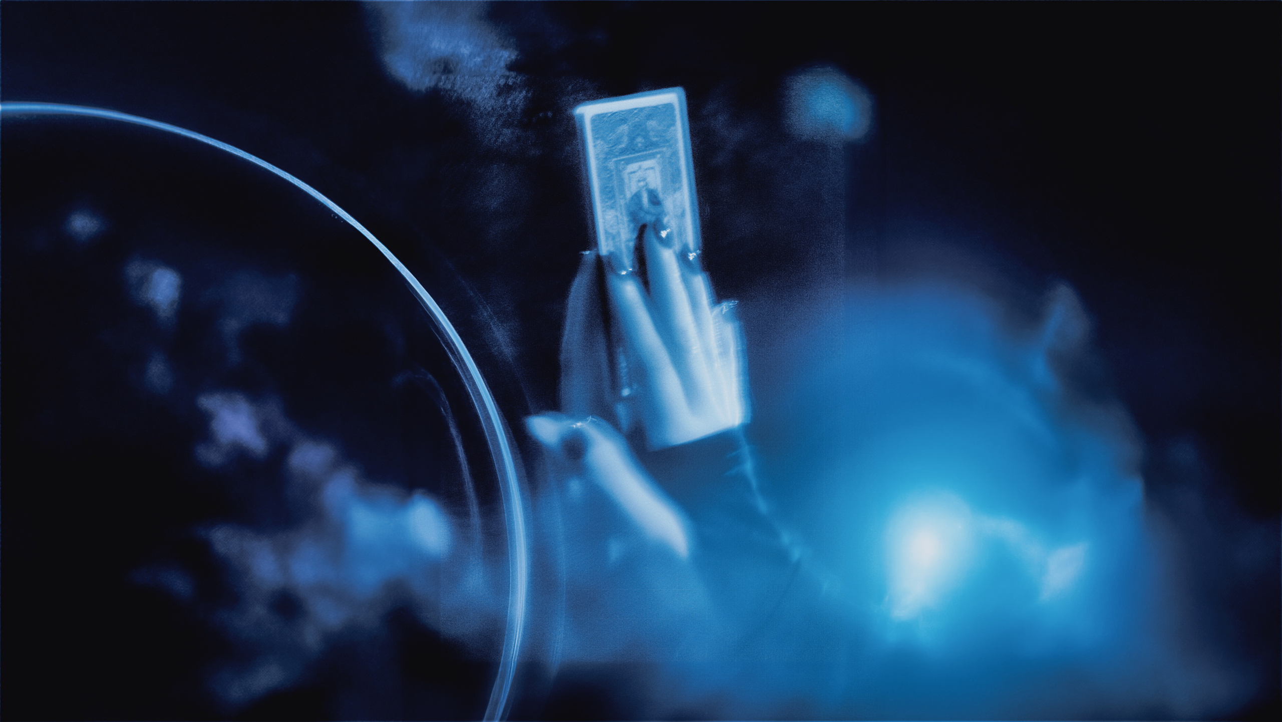 Фотосессия в Санкт-Петербурге, обрамленная загадкой зазеркалья и картами таро, где девушка с картами в руке обнаруживает свое мистическое отражение в зеркале, призывая к путешествию в неизведанные миры. Фотограф: Alexander Veselkov - Photographer | AV.