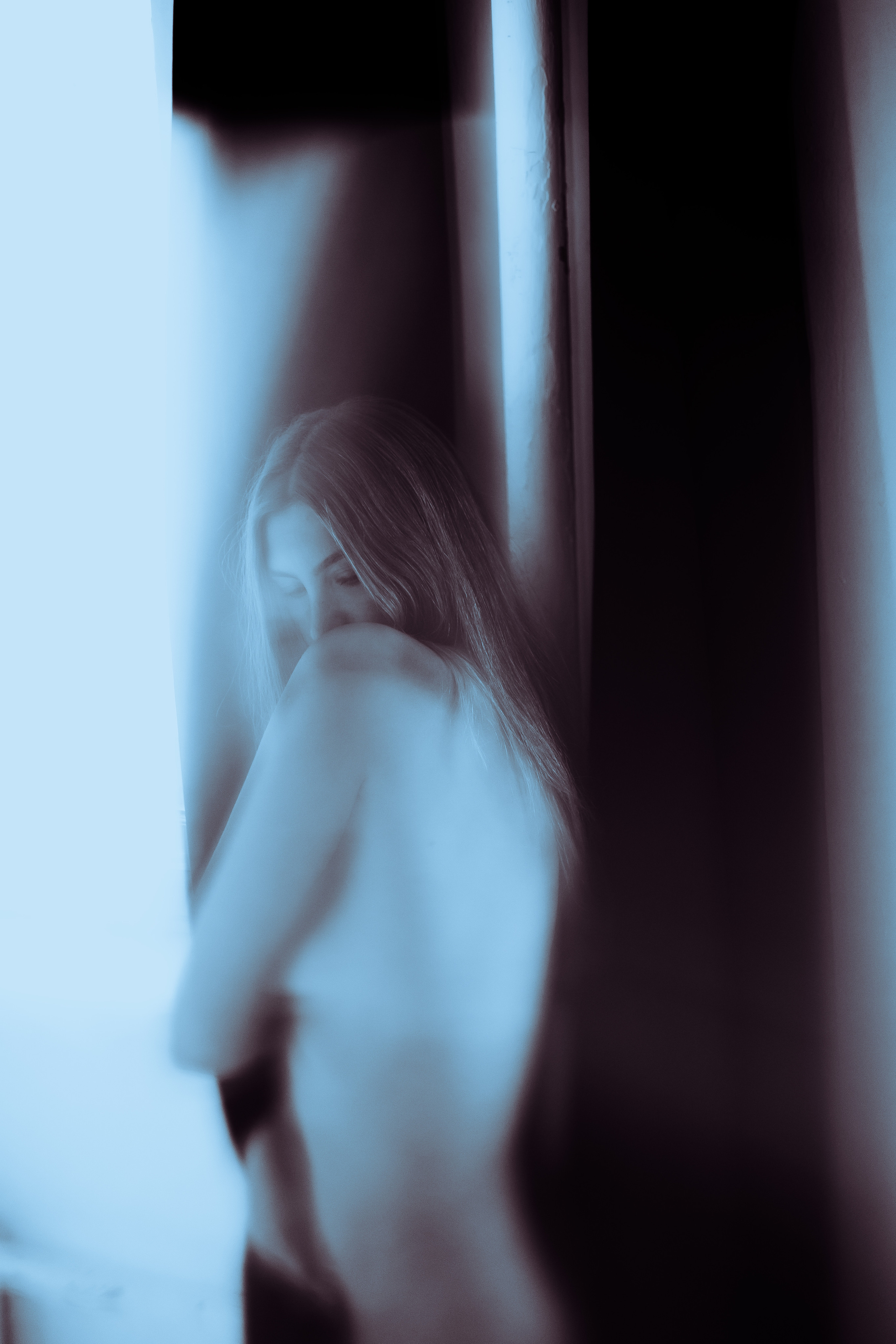 Ослепительный образ призрачной девушки в авторской фотосессии, обнаженной за шторой, словно воплощение магии. Фотограф: Alexander Veselkov - Photographer | AV.