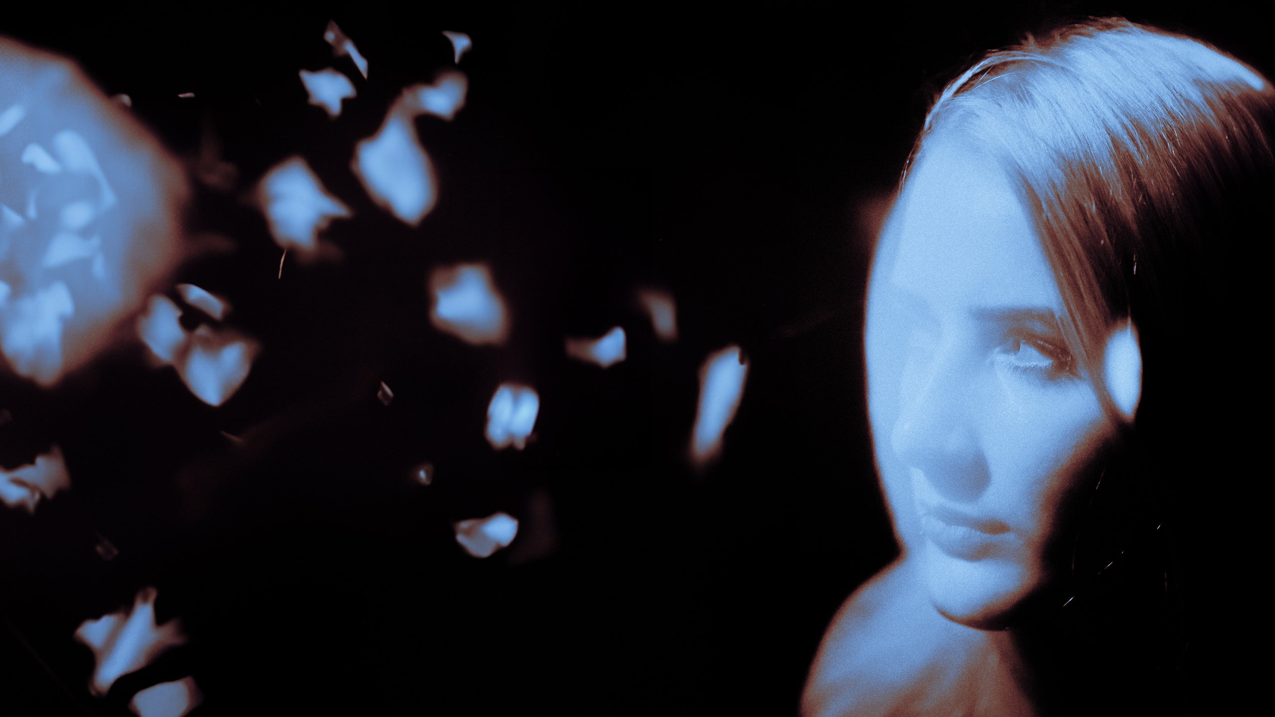 Вампирская фотосессия в лесу, где молодая вампирша окружена необычными цветами. Её тонкая светлая кожа и томный взгляд создают магическую атмосферу. Фотограф: Alexander Veselkov - Photographer | AV.