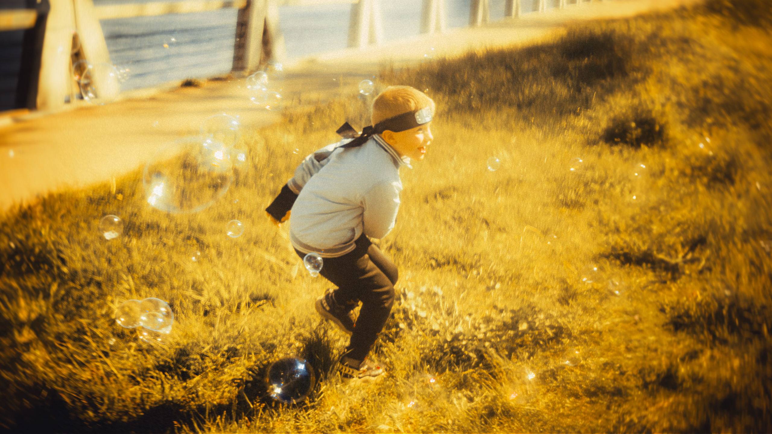 Взрыв цветов и эмоций в детских репортажных фотографиях, насыщенных яркими оттенками света, отражают магию радости и крики восторга, запечатленные на праздничной фотосессии. Фотограф: Alexander Veselkov - Photographer | AV.