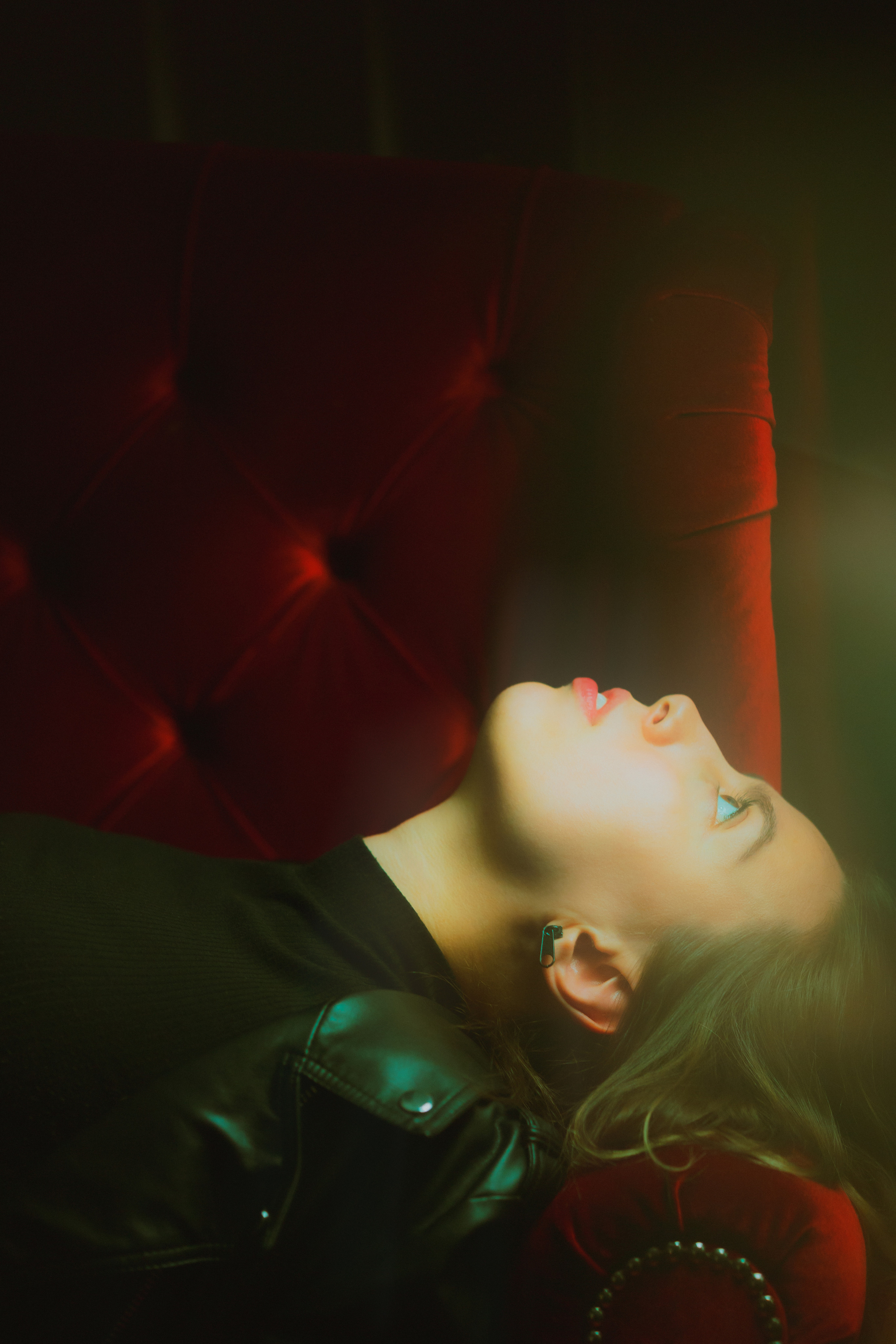 В уникальной художественной фотосессии таинственная девушка раскрывает загадочность комнаты, где киношной свет создает особую атмосферу вокруг нее на красном диване. Автор: Alexander Veselkov - Photographer | AV.