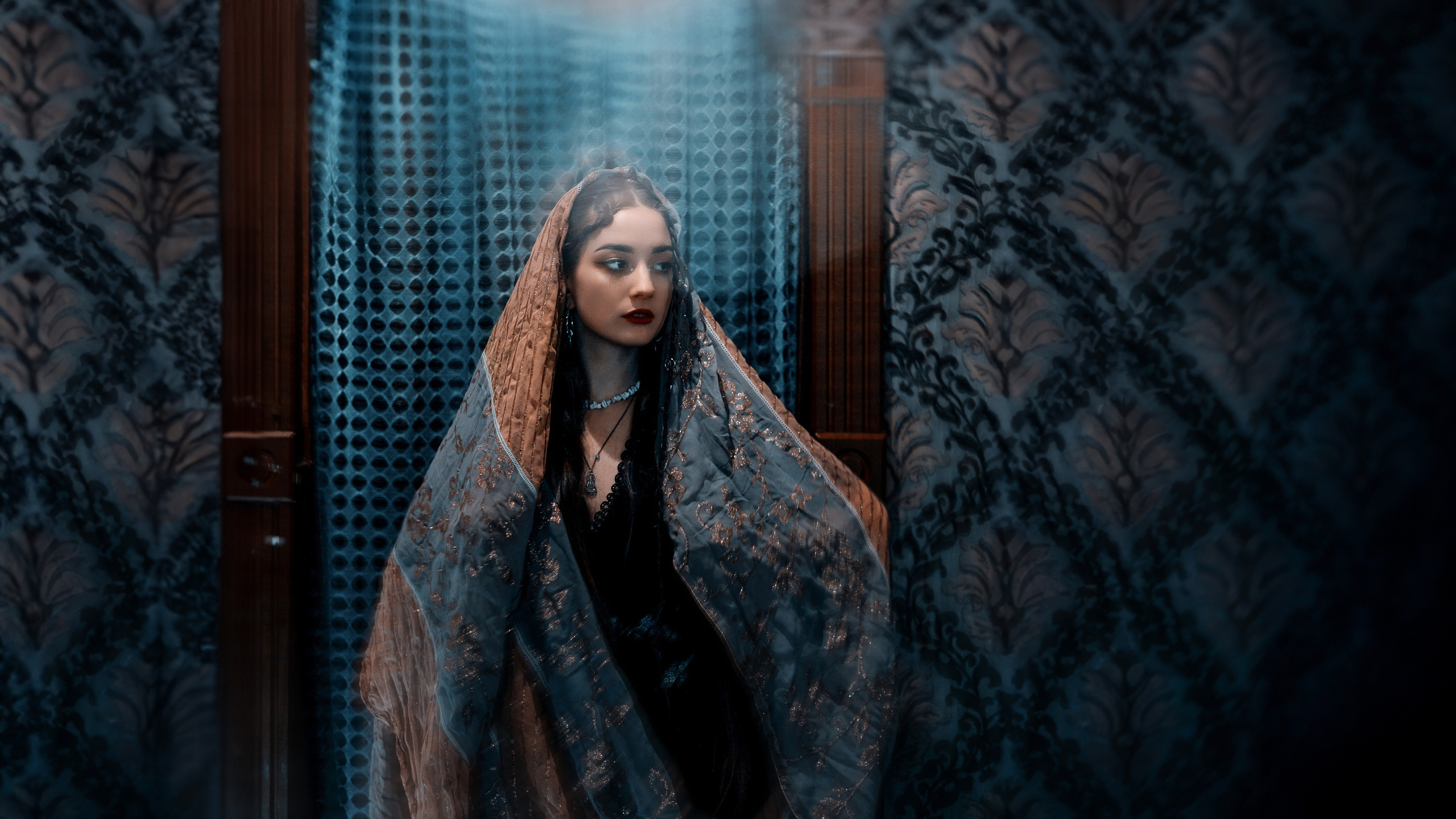 Волшебная фотосессия с восточными нотами в индийском кафе "Кашмир" для девушки, обладающей магической притягательностью. Автор: Alexander Veselkov - Photographer | AV.