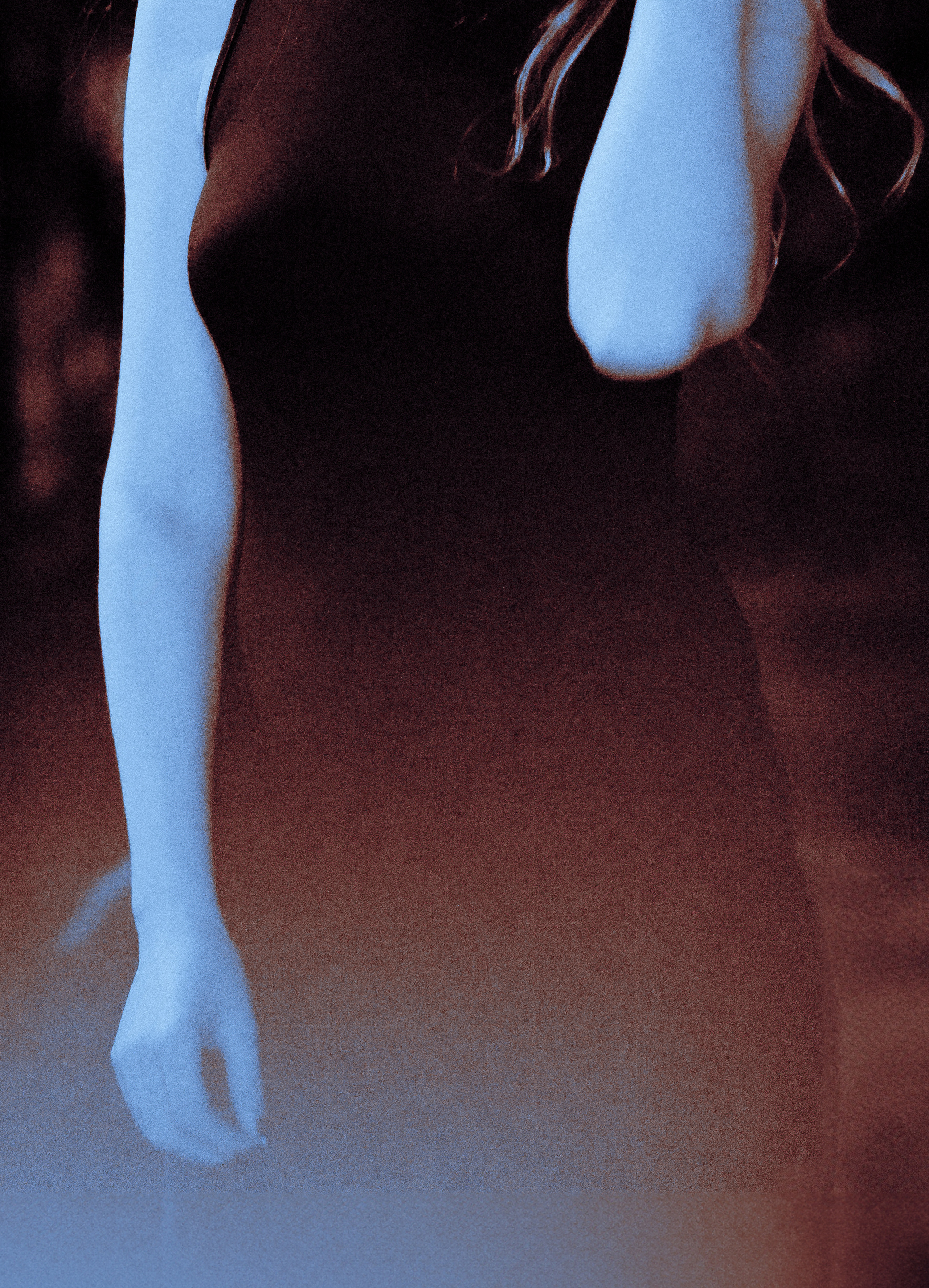 Еще одна вампирская фотосессия в лесу, где молодая вампирша окружена необычными цветами. Тонкая светлая кожа и томный взгляд создают атмосферу загадочности. Автор: Alexander Veselkov - Photographer | AV.