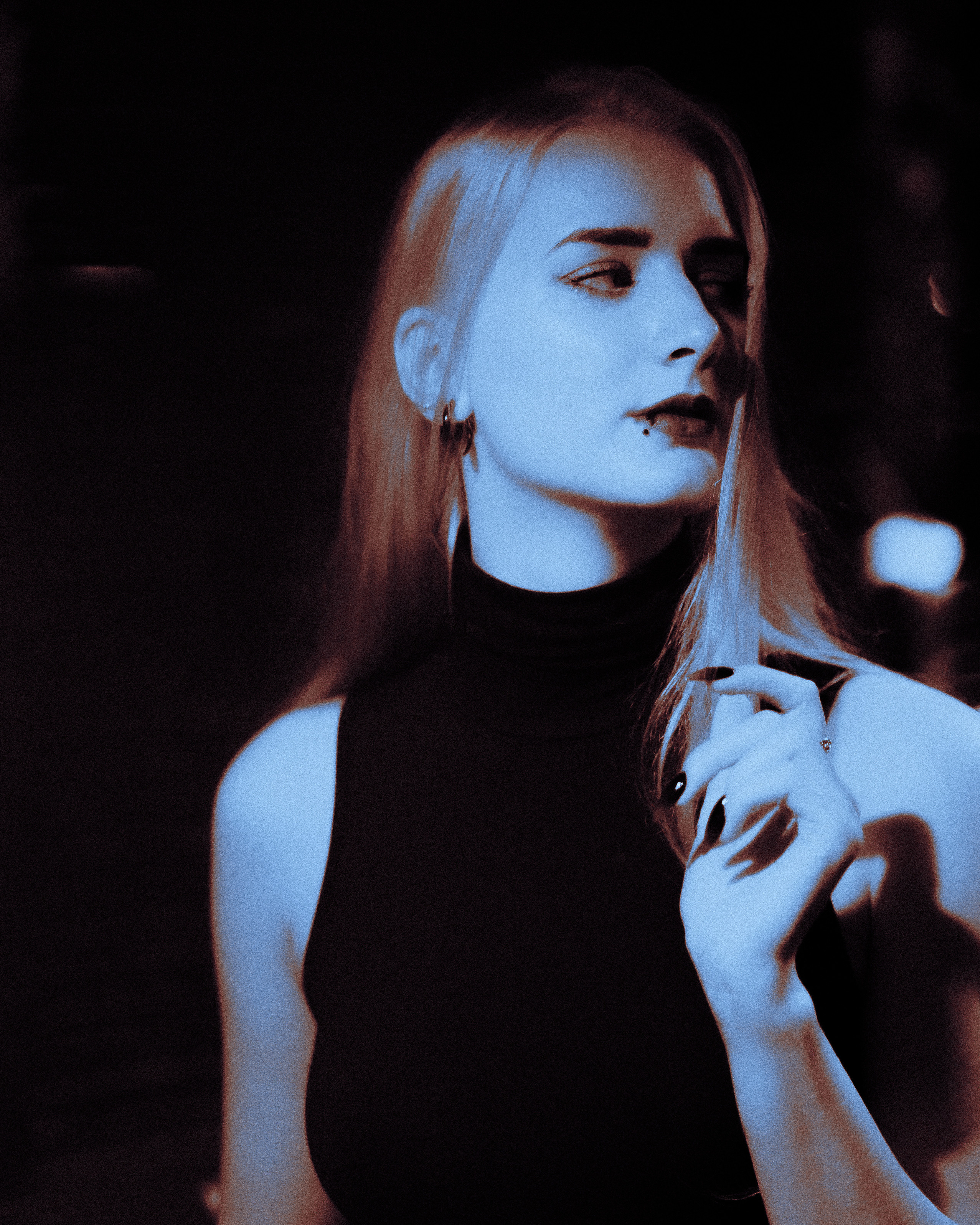 Вампирская фотосессия в лесу, с участием молодой вампирши в необычных цветах. Её тонкая светлая кожа и томный взгляд создают загадочную атмосферу. Фотограф: Alexander Veselkov - Photographer | AV.