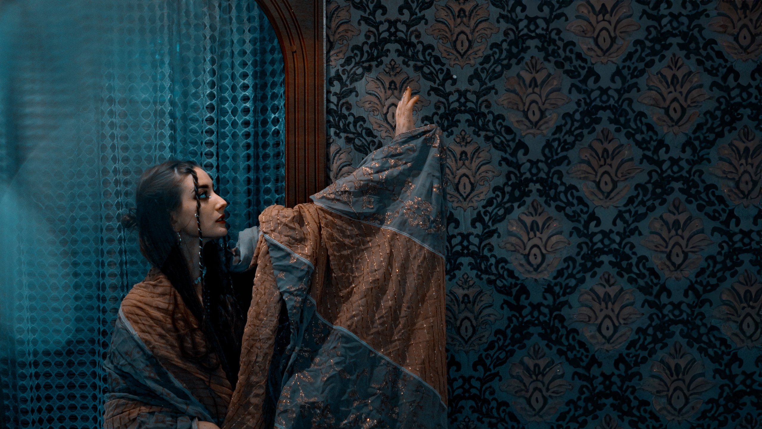 Фотосессия с восточными нотами в индийском кафе "Кашмир", где мистический образ прекрасной девушки пленит сердца. Фотограф: Alexander Veselkov - Photographer | AV.