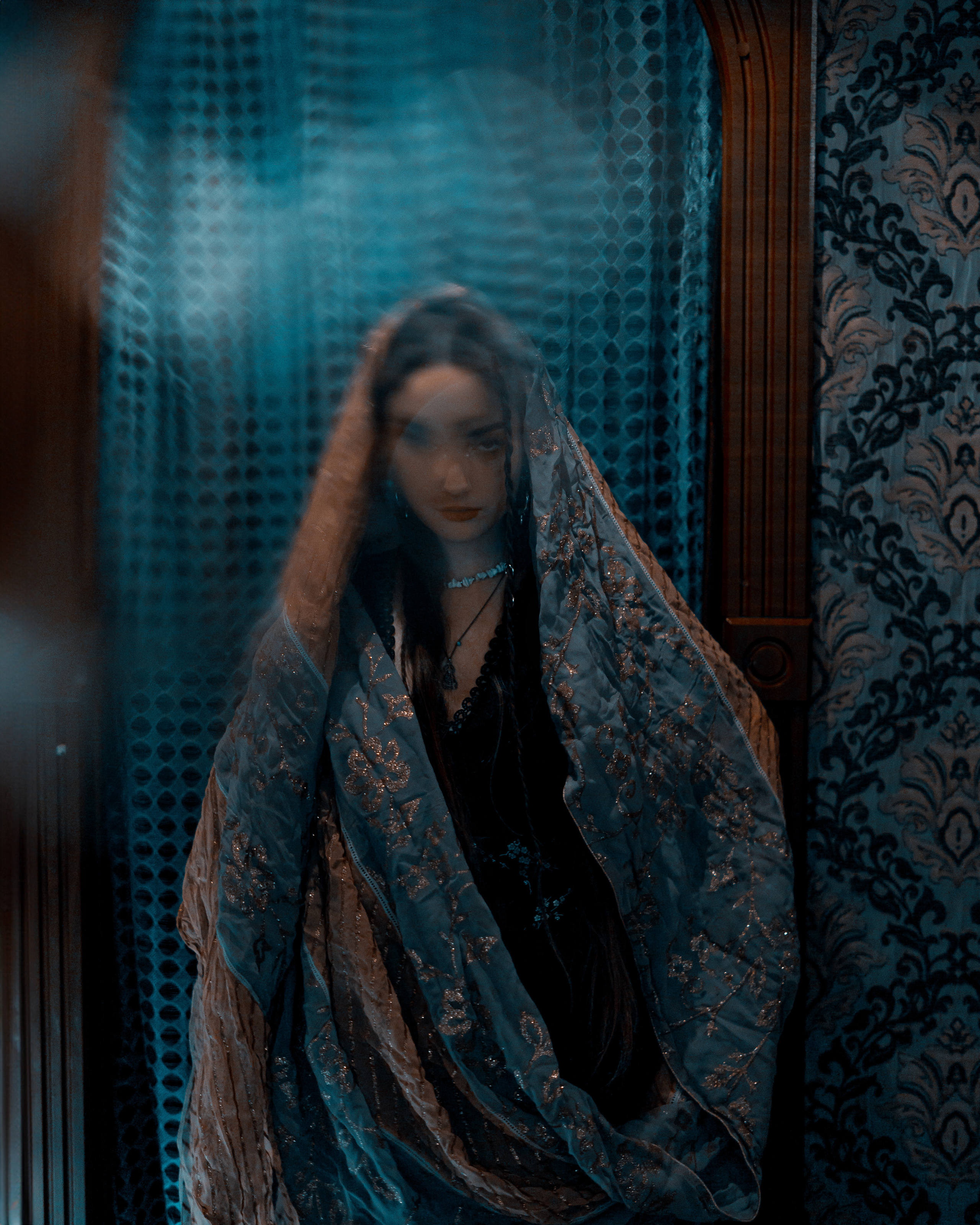 Фотосессия с восточными нотами в индийском кафе "Кашмир", где чарующая девушка раскрывает свою загадочную сущность. Фотограф: Alexander Veselkov - Photographer | AV.