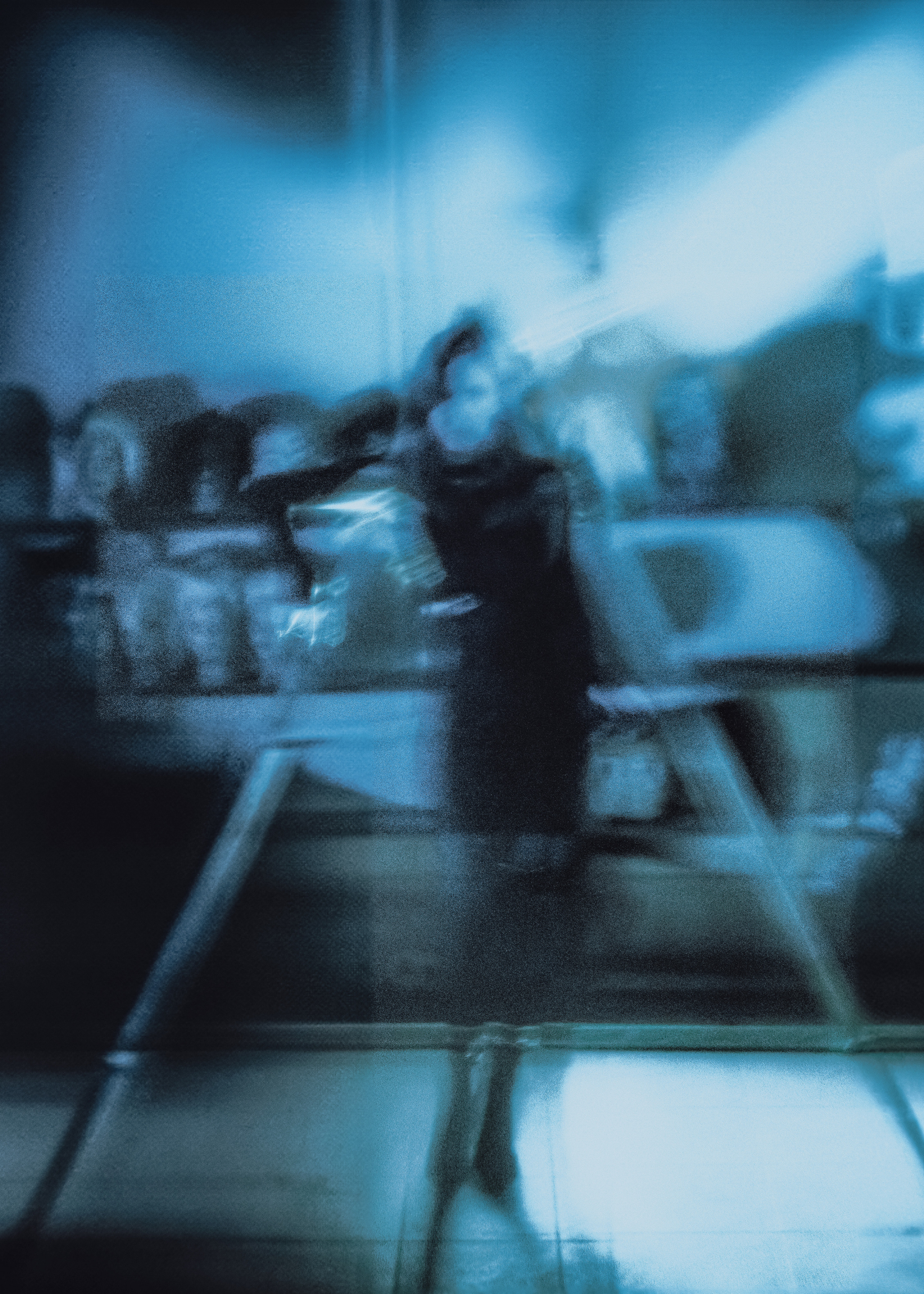 Загадочная авторская фотосессия в Санкт-Петербурге, олицетворяющая зазеркалье и карты таро, где молодая девушка с картами в руке встречается с ее таинственным отражением в зеркале, открывая двери в мир тайн и загадок. Автор: Alexander Veselkov - Photographer | AV.