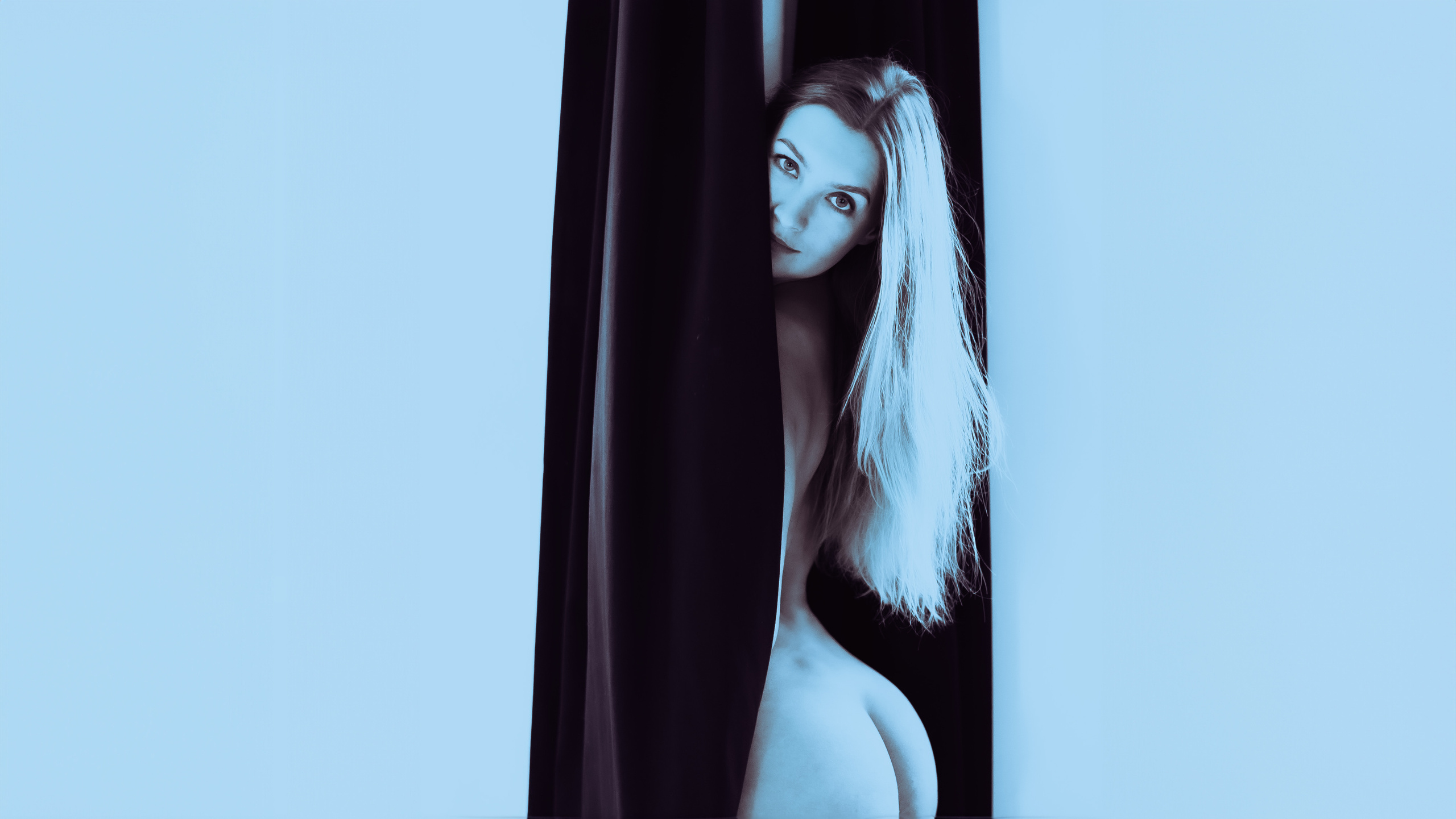 Фотосессия с мистическим образом красивой девушки, мягко обнажающейся за шторой, словно призрак во тьме. Фотограф: Alexander Veselkov - Photographer | AV.