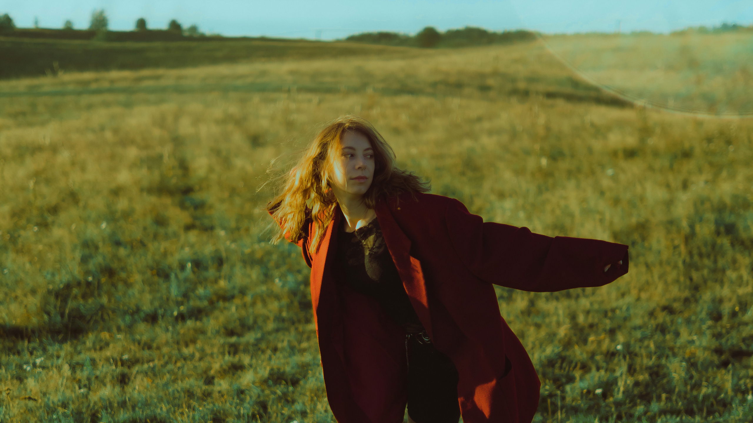 Фотосессия в поле, волшебная атмосфера, как в фильме Джокер. Красный пиджак притягивает взгляды, яркие блики солнца добавляют магии. Александр Веселков - фотограф | AV.