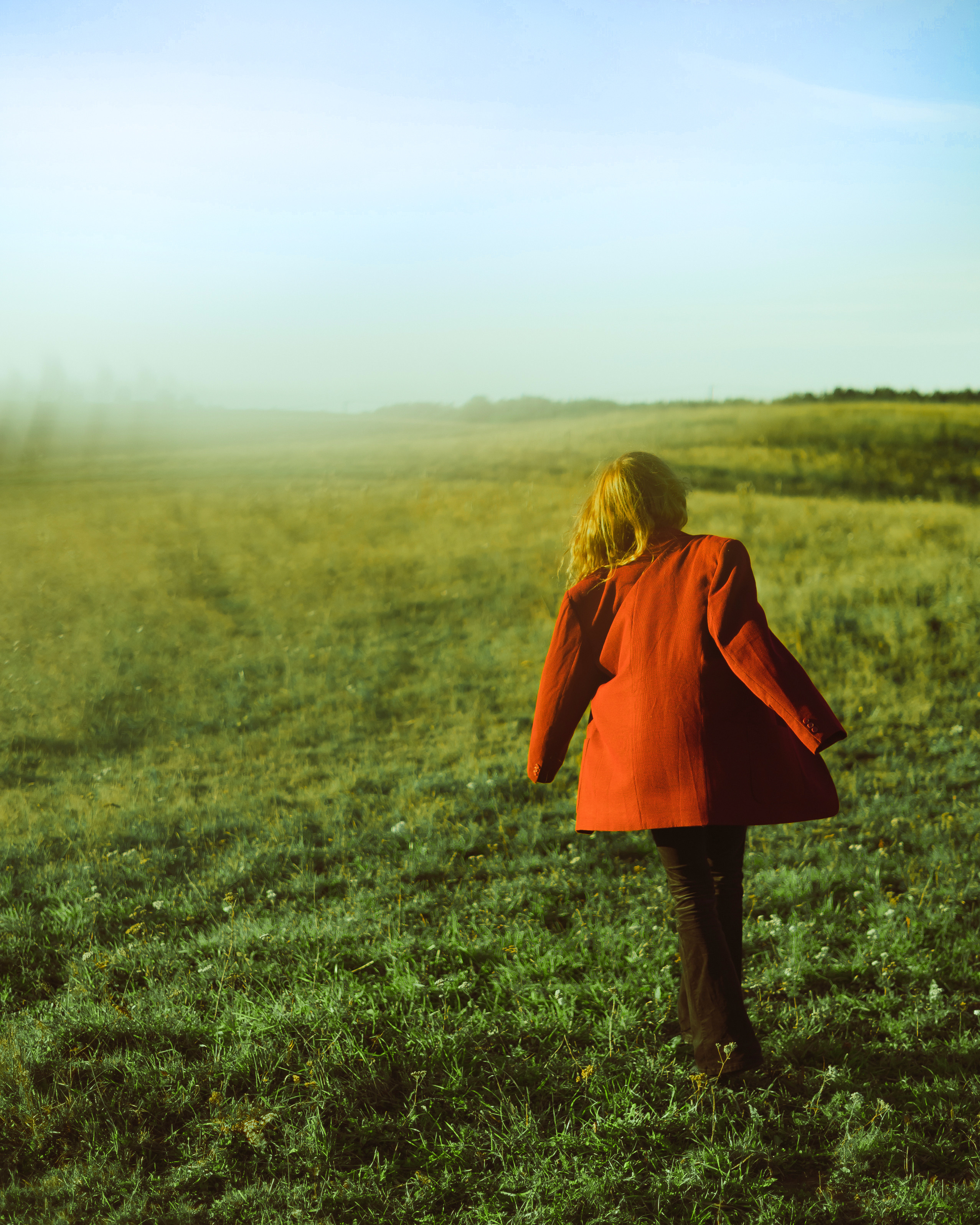 На фотосессии в поле, отсылка к образу Джокера с красным пиджаком. Сияющее солнце и синее небо - идеальный фон для магии фотографии. Автор: Alexander Veselkov - Photographer | AV.