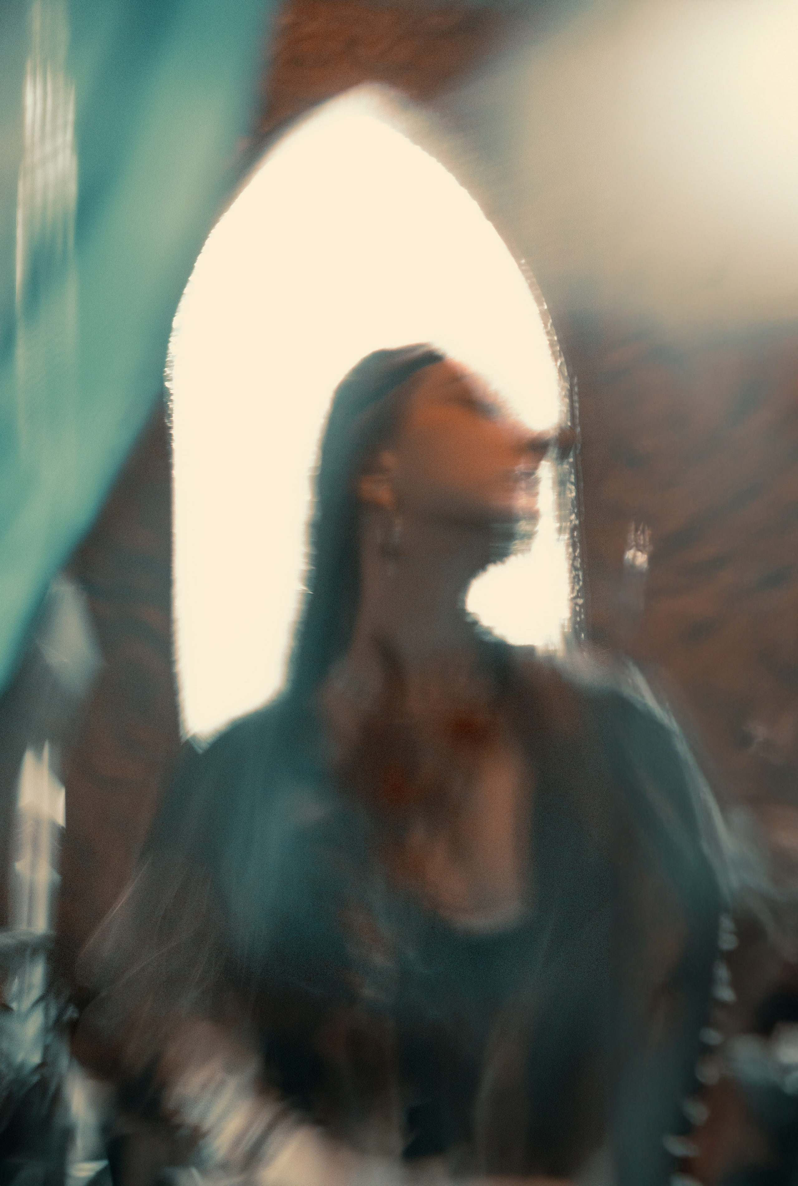 Уникальная фотосессия с прекрасной Марией, воплощающая иконические мотивы, в индийском кафе "Кашмир", обрамляет молодую девушку духовной эстетикой. Автор: Alexander Veselkov - Photographer | AV.