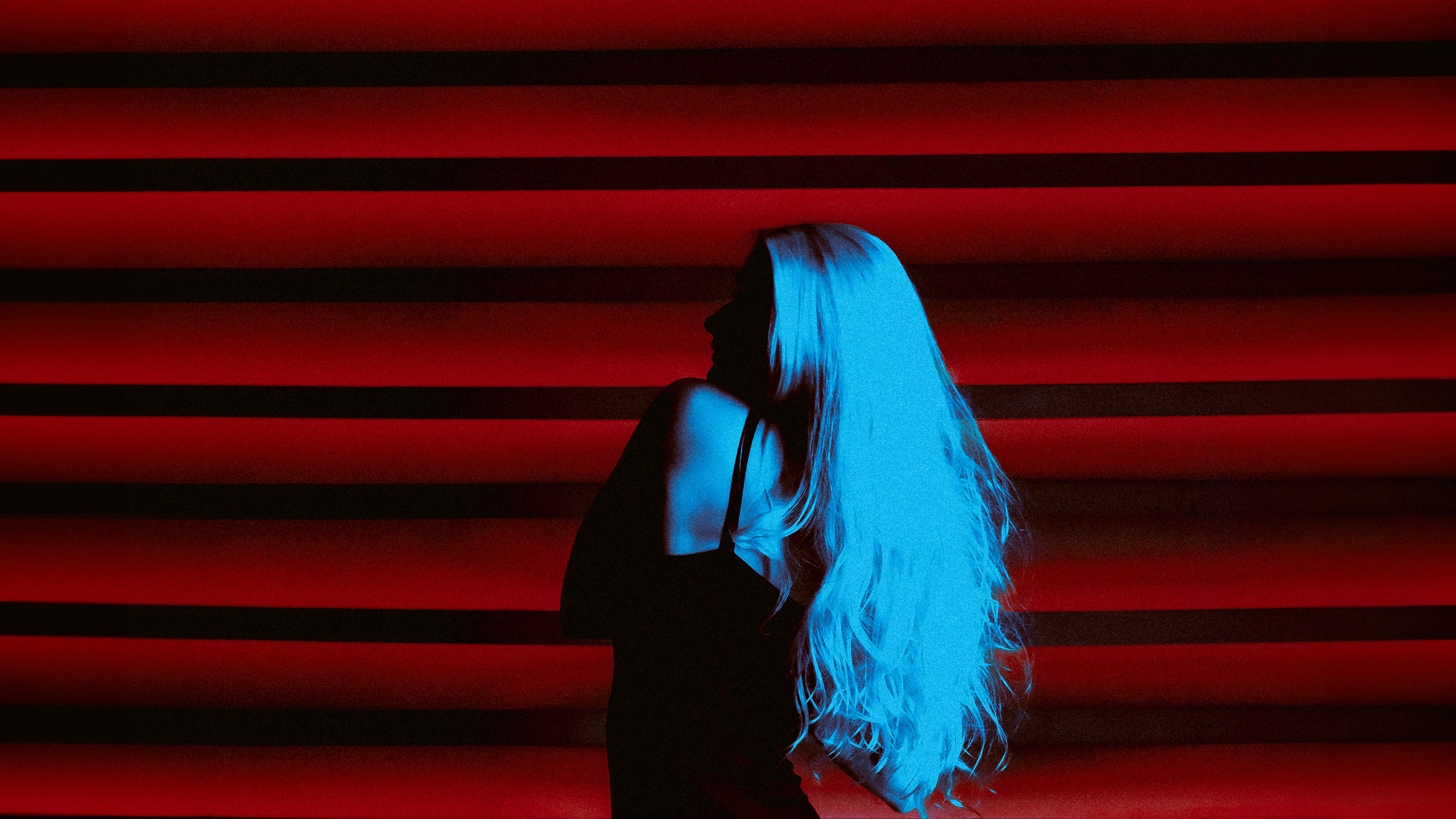 Мистическая фотосессия с красивой девушкой и яркими ритмами, впечатляющие красно-синие тона и уникальный стиль. Alexander Veselkov - Photographer| AV